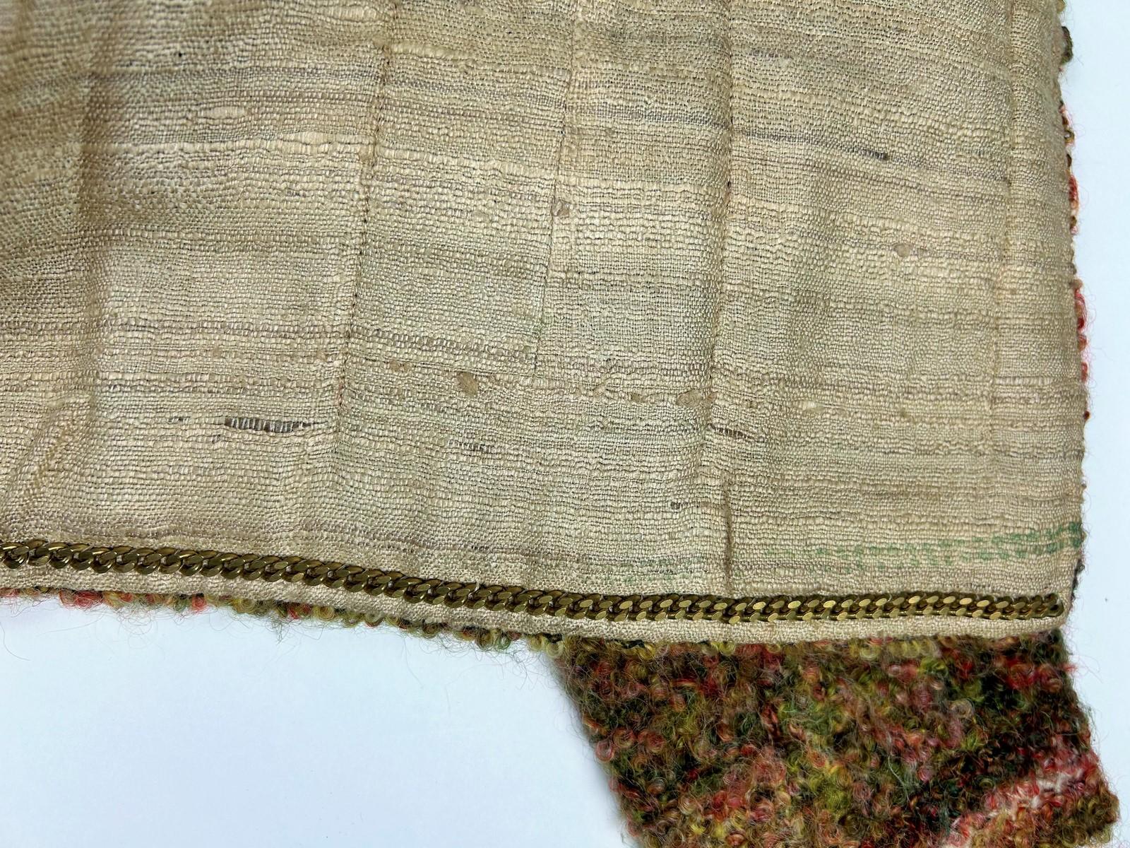 Un tailleur jupe Mademoiselle Chanel Couture en Mohair écossais Circa 1955-1960 en vente 11