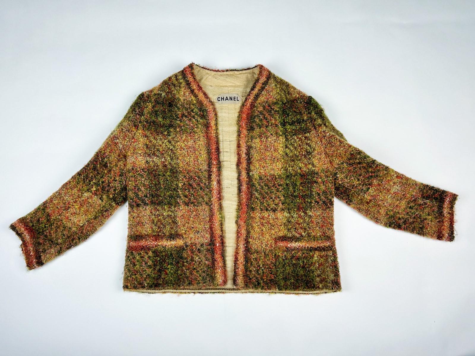 Traje de falda de Alta Costura Mademoiselle Chanel en cuadros escoceses de mohair Circa 1955-1960 en venta 12