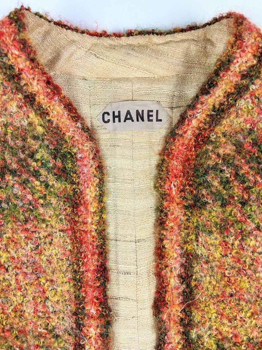 Vers 1955-1960
France

Rare tailleur jupe Gabrielle Chanel Haute Couture de la fin des années 1950. Cet étonnant ensemble reprend tous les codes de 