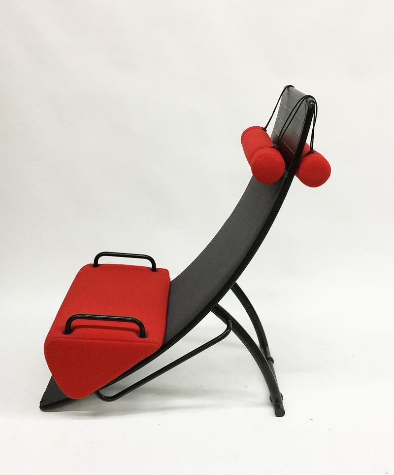 Artifort model 045 Mobiles lounge chair designed by Marcel Wanders

This Artifort model 045 Mobiles lounge chair is one of Marcel Wanders early designs in 1986 for Artifort. It can be used in an active or relaxing setting by tilting the chair in its