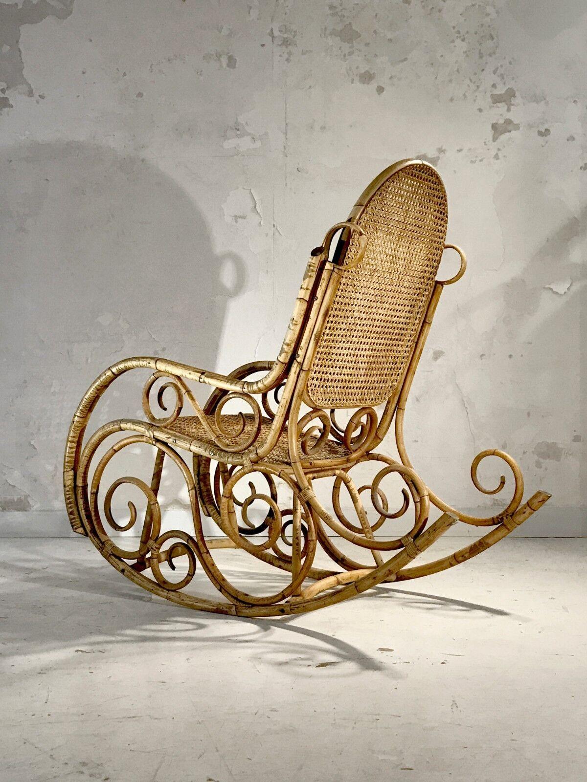 Début du 20ème siècle Chaise à bascule NEO-CLASSICALE à forme libre de THONET, France 1900. en vente