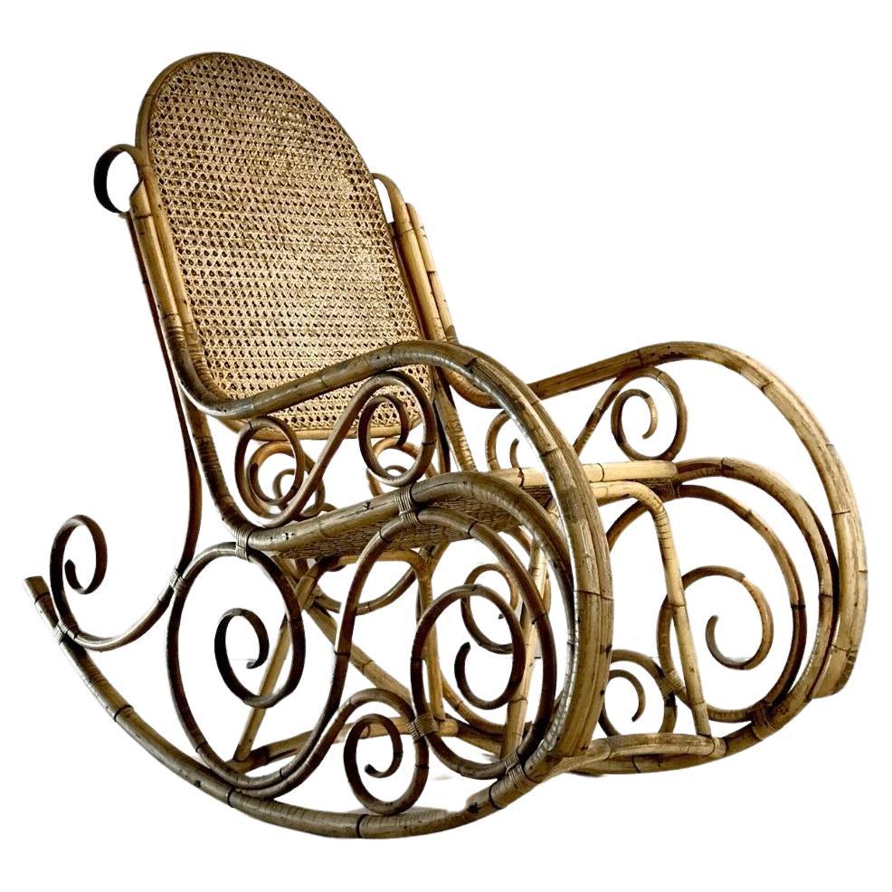 Chaise à bascule NEO-CLASSICALE à forme libre de THONET, France 1900. en vente