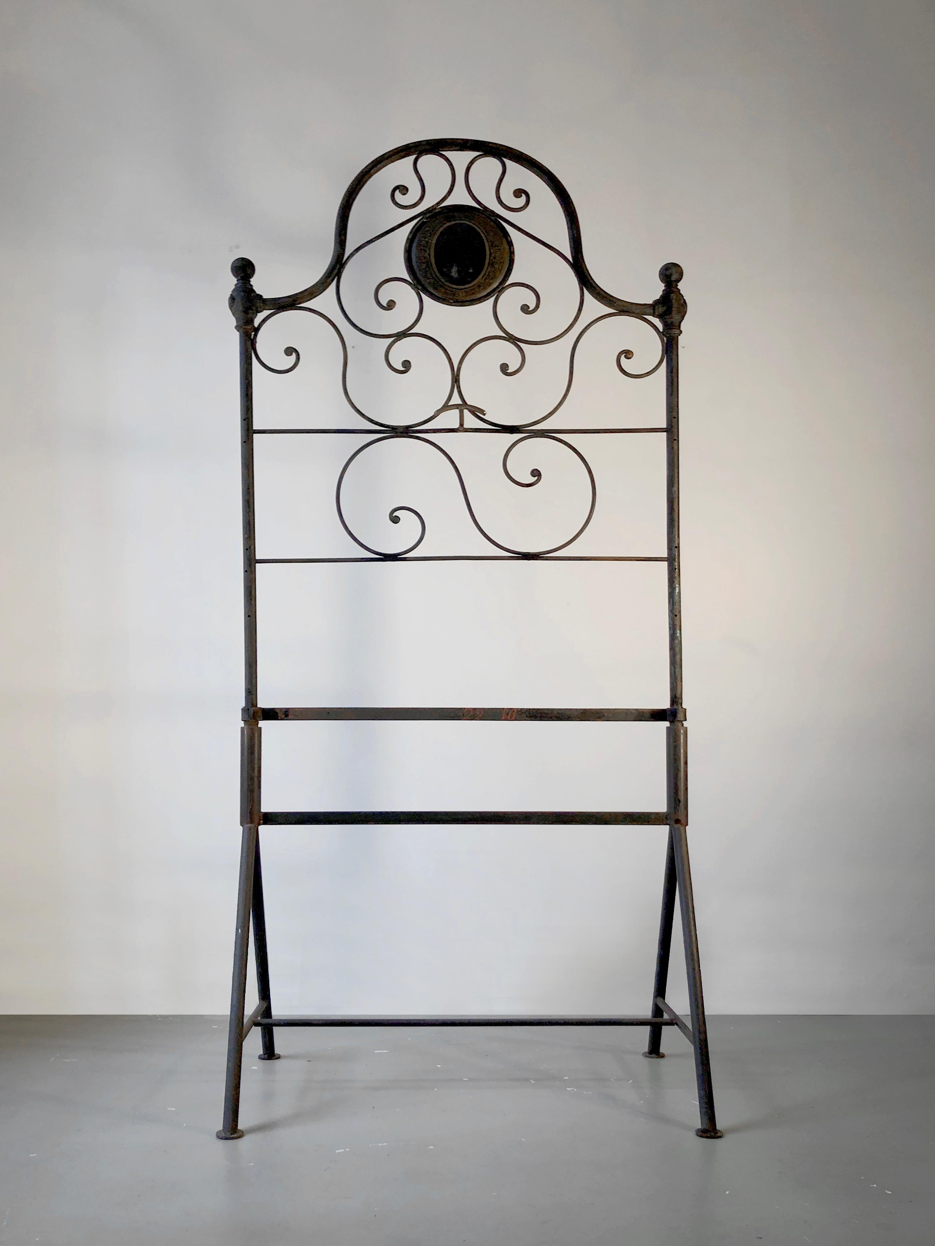 DESCRIZIONE: Spettacolare e decorativo appendiabiti o valletto o espositore di moda, Art Deco, Neoclassico, Art Nouveau, in 2 parti: parte inferiore: solida struttura in ferro battuto con 4 gambe, e parte superiore da far scorrere nella parte