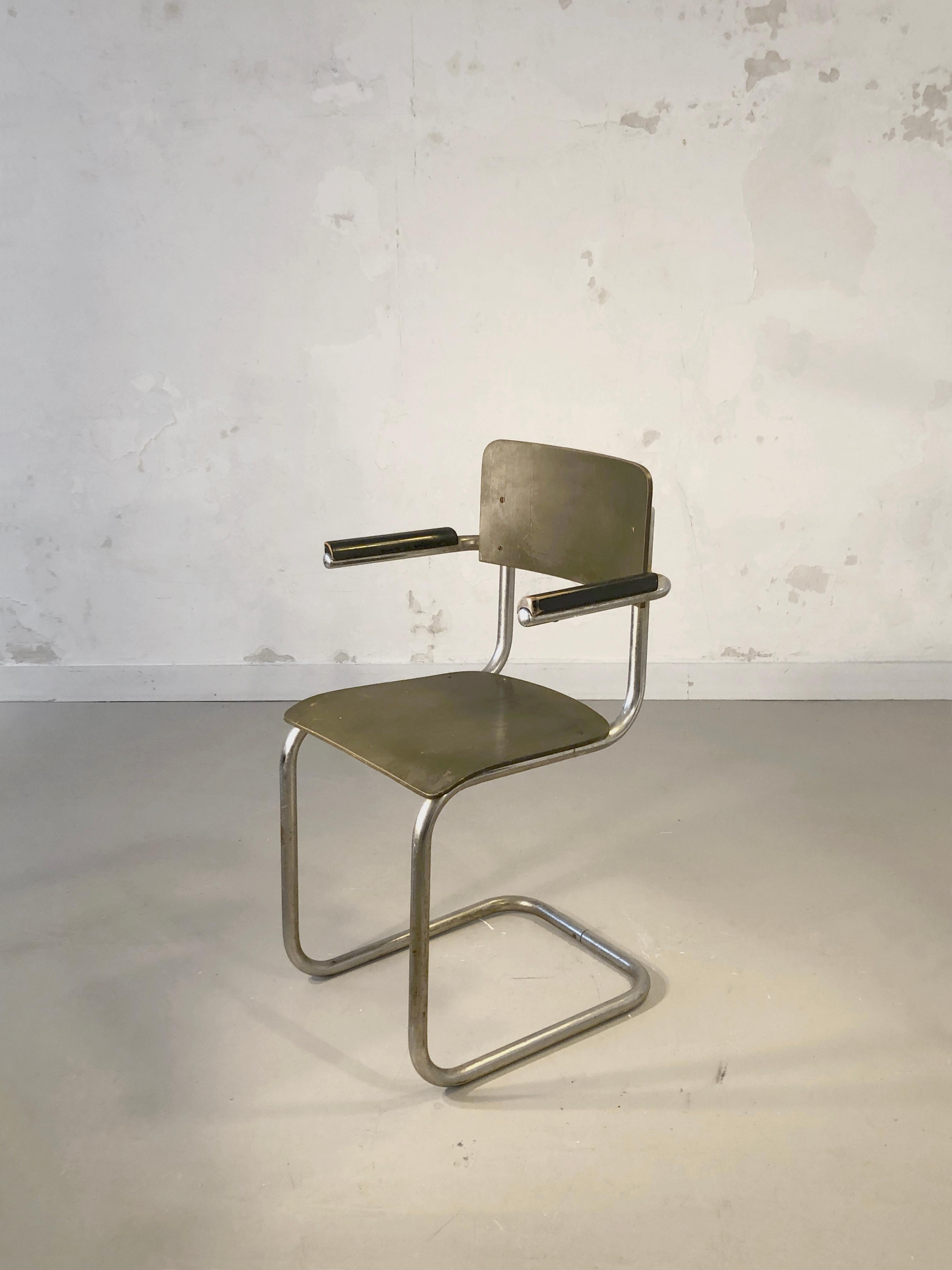 An iconic early modernist minimal chair from the Bauhaus : tubular metal structure, black and kaki lacquered plywood seat and back, 