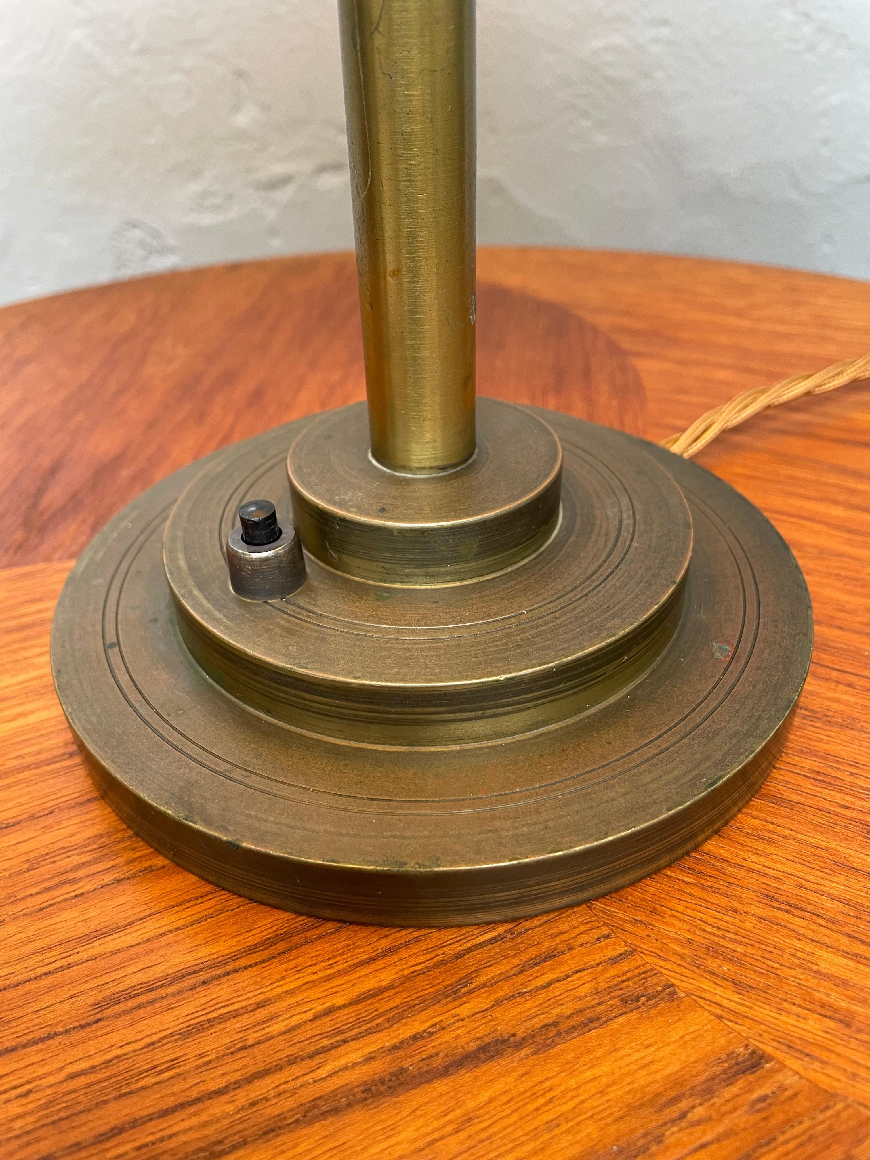 Lampada da tavolo in ottone dei primi anni del Modernismo di Fog & Mørup, Danimarca in vendita 3