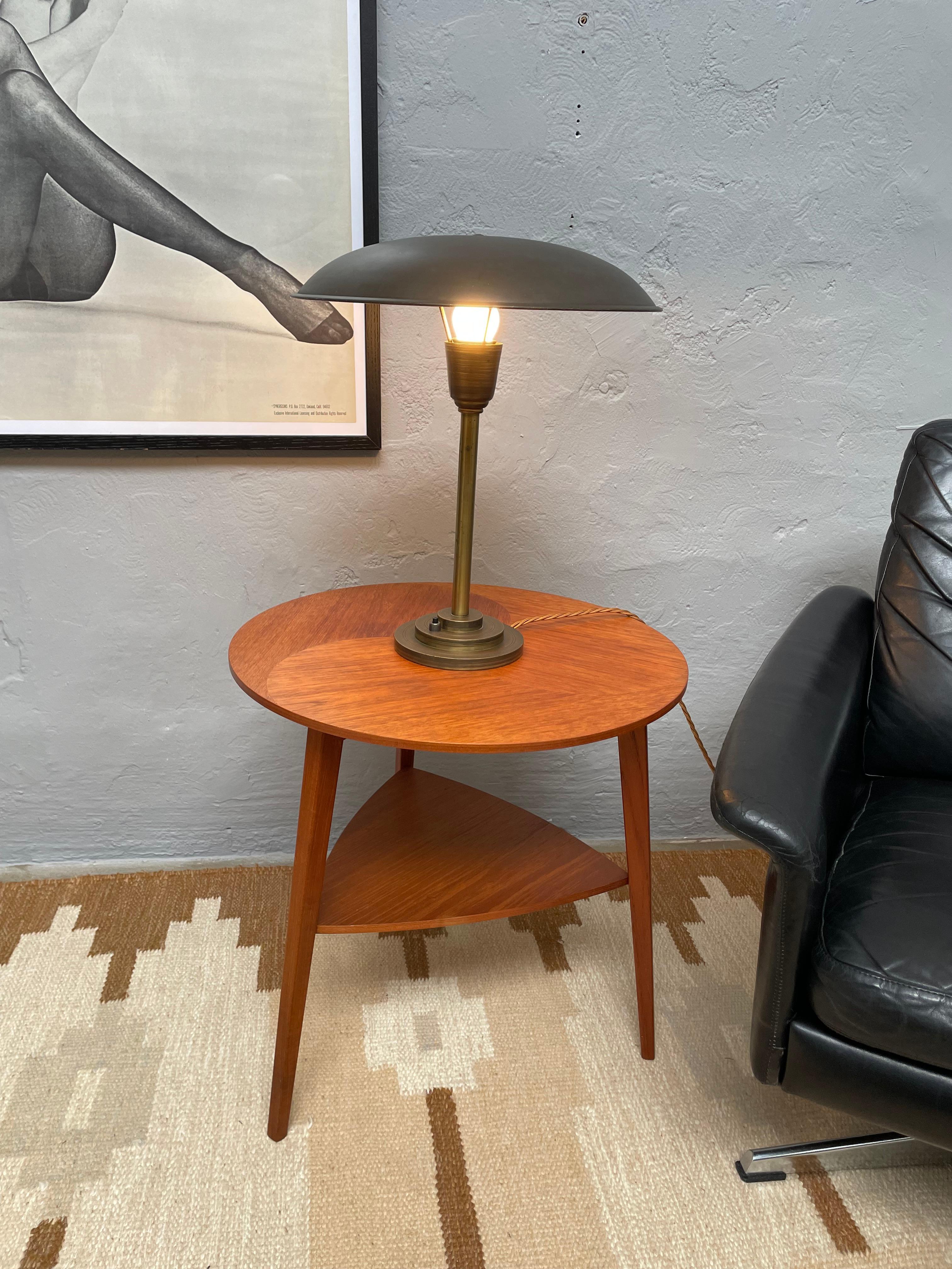 Lampada da tavolo in ottone e rame di Fog & Mørup, in Danimarca, di epoca mondana 
Si trova su una base a 3 gradini in ottone di ispirazione Art Deco con un interruttore a pulsante per l'accensione e lo spegnimento. 
Montante in ottone con coppa in