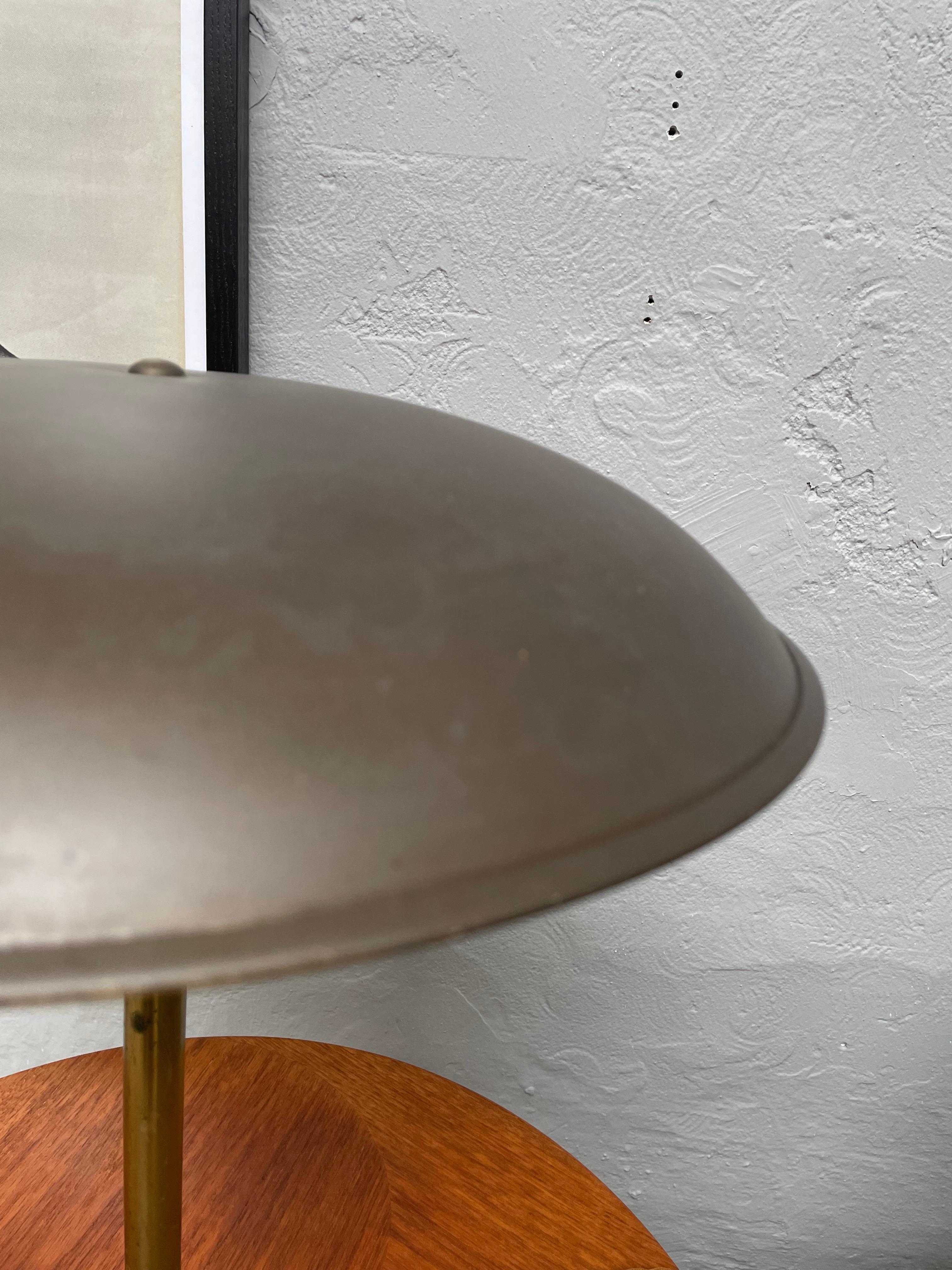 Lampada da tavolo in ottone dei primi anni del Modernismo di Fog & Mørup, Danimarca In condizioni buone in vendita a Søborg, DK