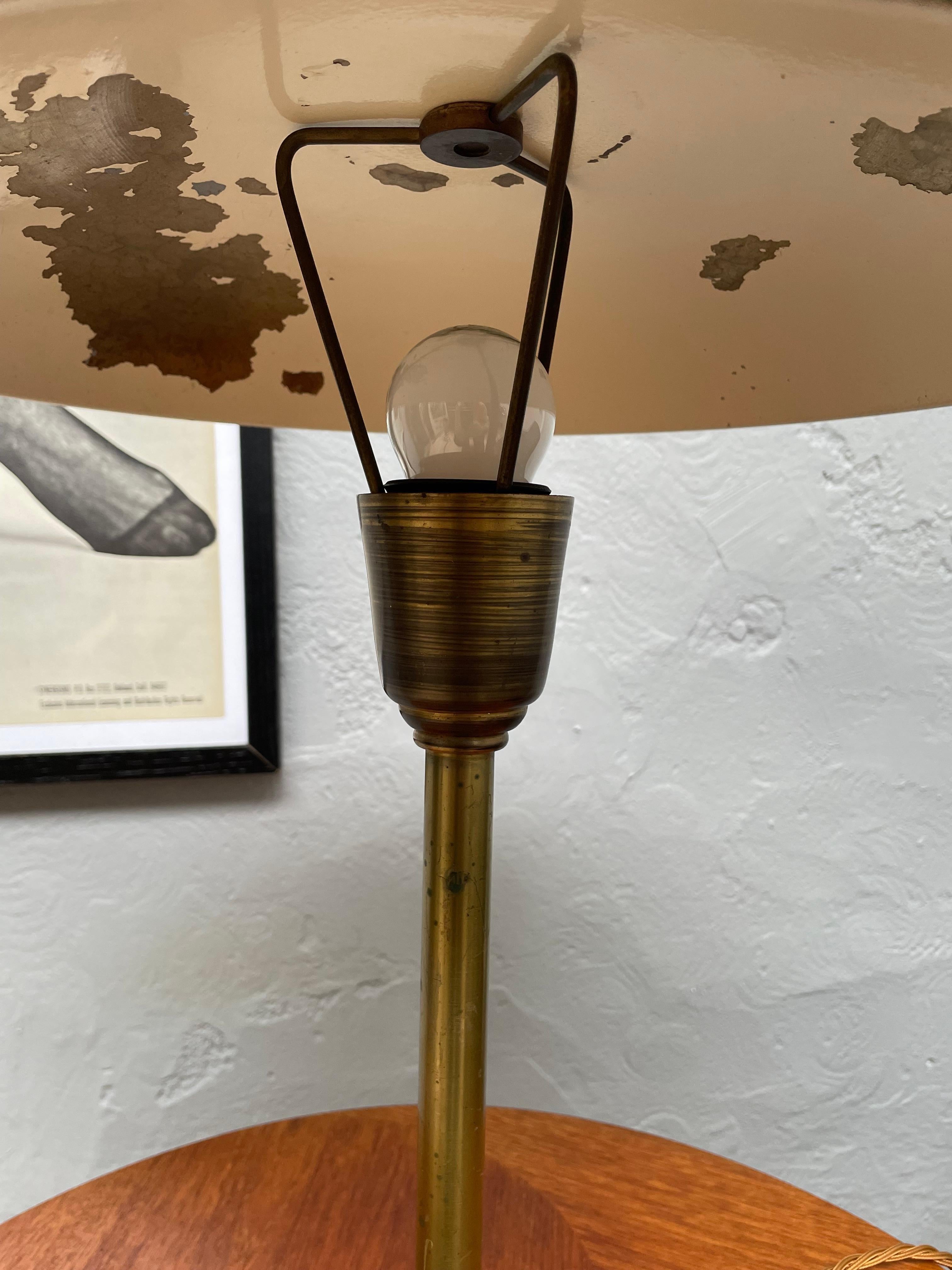 Ottone Lampada da tavolo in ottone dei primi anni del Modernismo di Fog & Mørup, Danimarca in vendita