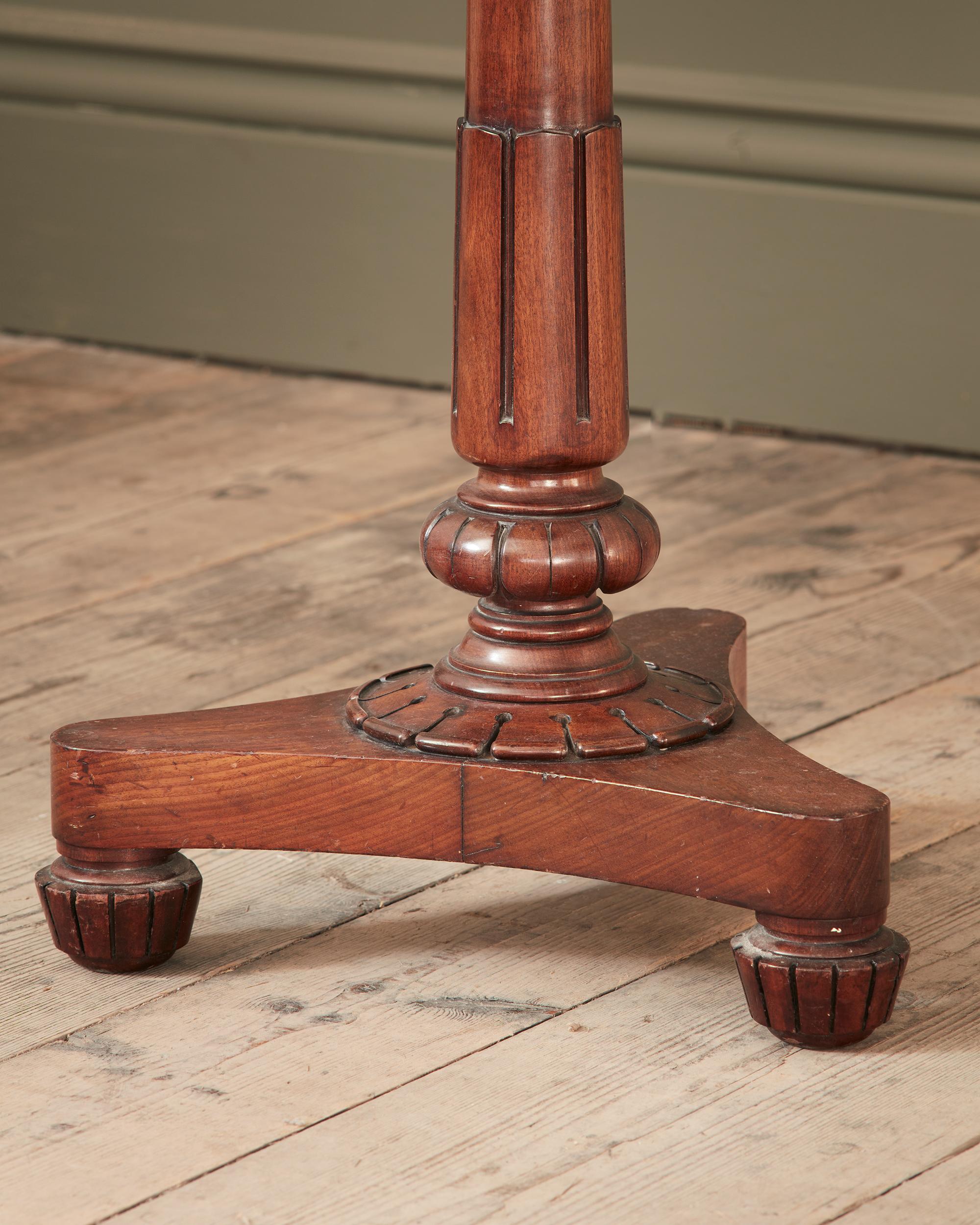 Sculpté Table d'appoint en acajou anglais du début du XIXe siècle en vente