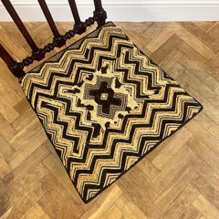 Ein Beistellstuhl aus Palisanderimitat des frühen neunzehnten Jahrhunderts