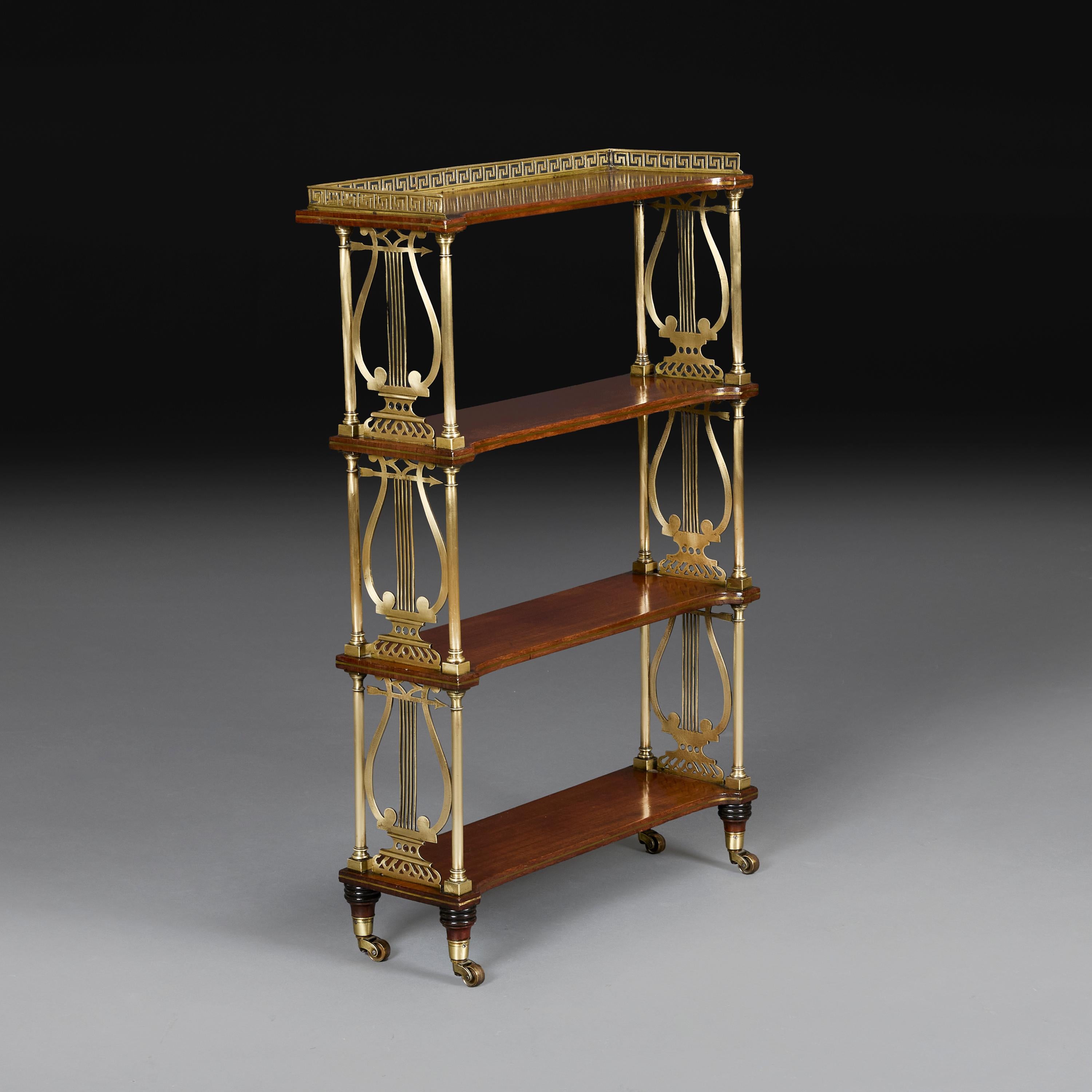 Inglaterra, hacia 1820.

Fino etagere de caoba de cuatro niveles de principios del siglo XIX de excepcional calidad, los extremos de los libros decorados con liras de latón perforadas, el estante superior con galería de llave griega, todo ello