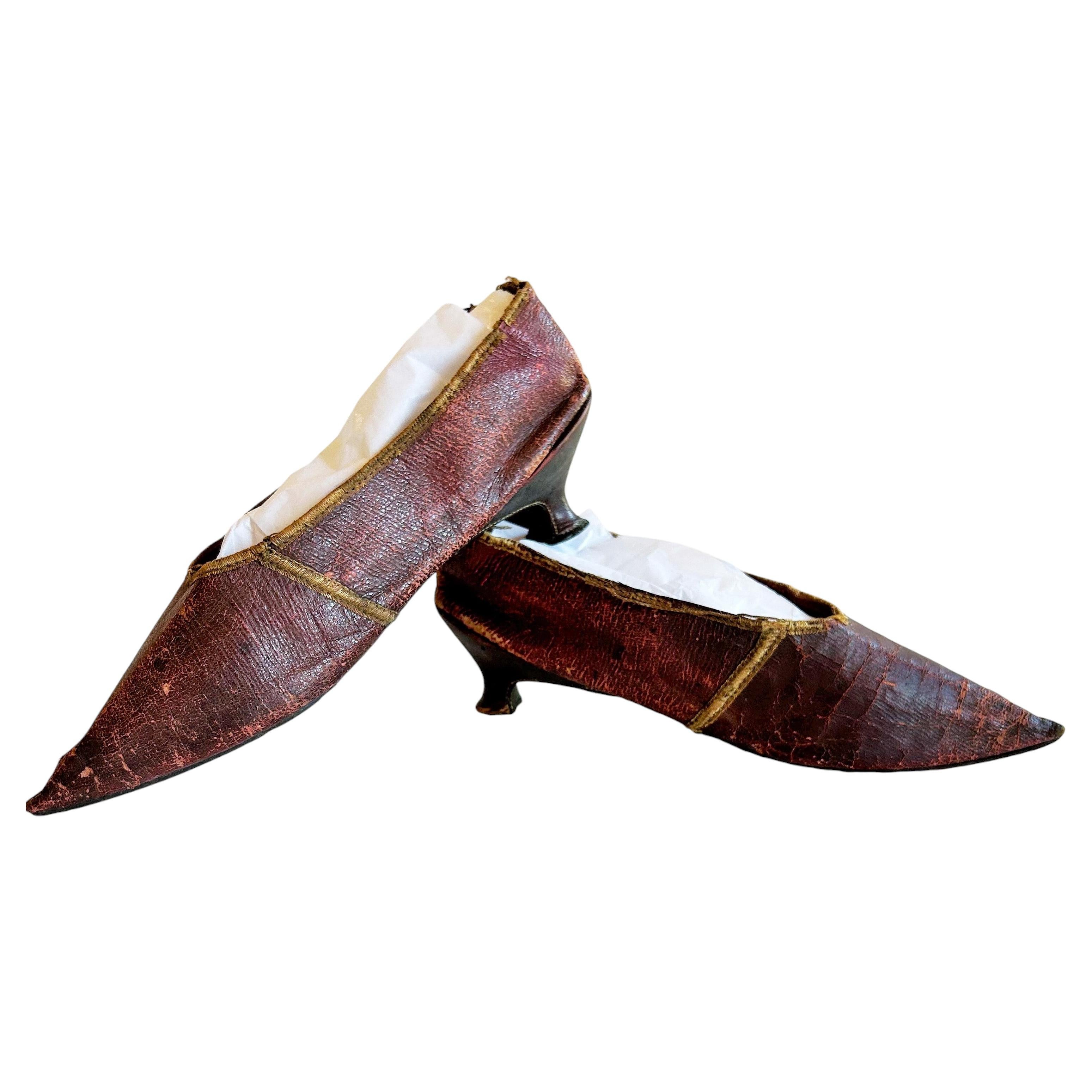 Un antiguo par de zapatos de cuero burdeos Circa 1790-1800