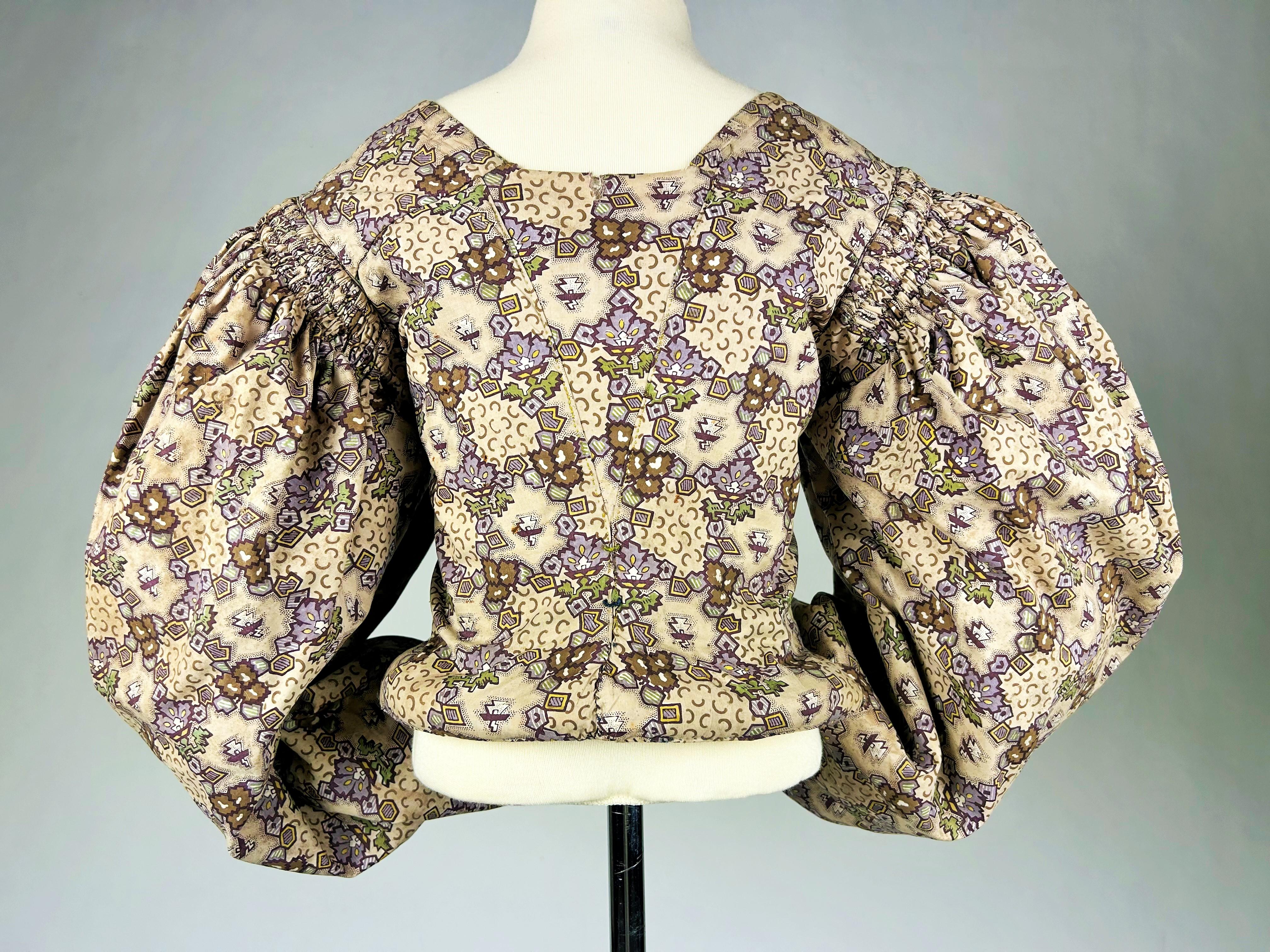 An early printed cotton Caraco with Mutton Sleeves - France Circa 1830 For Sale 6