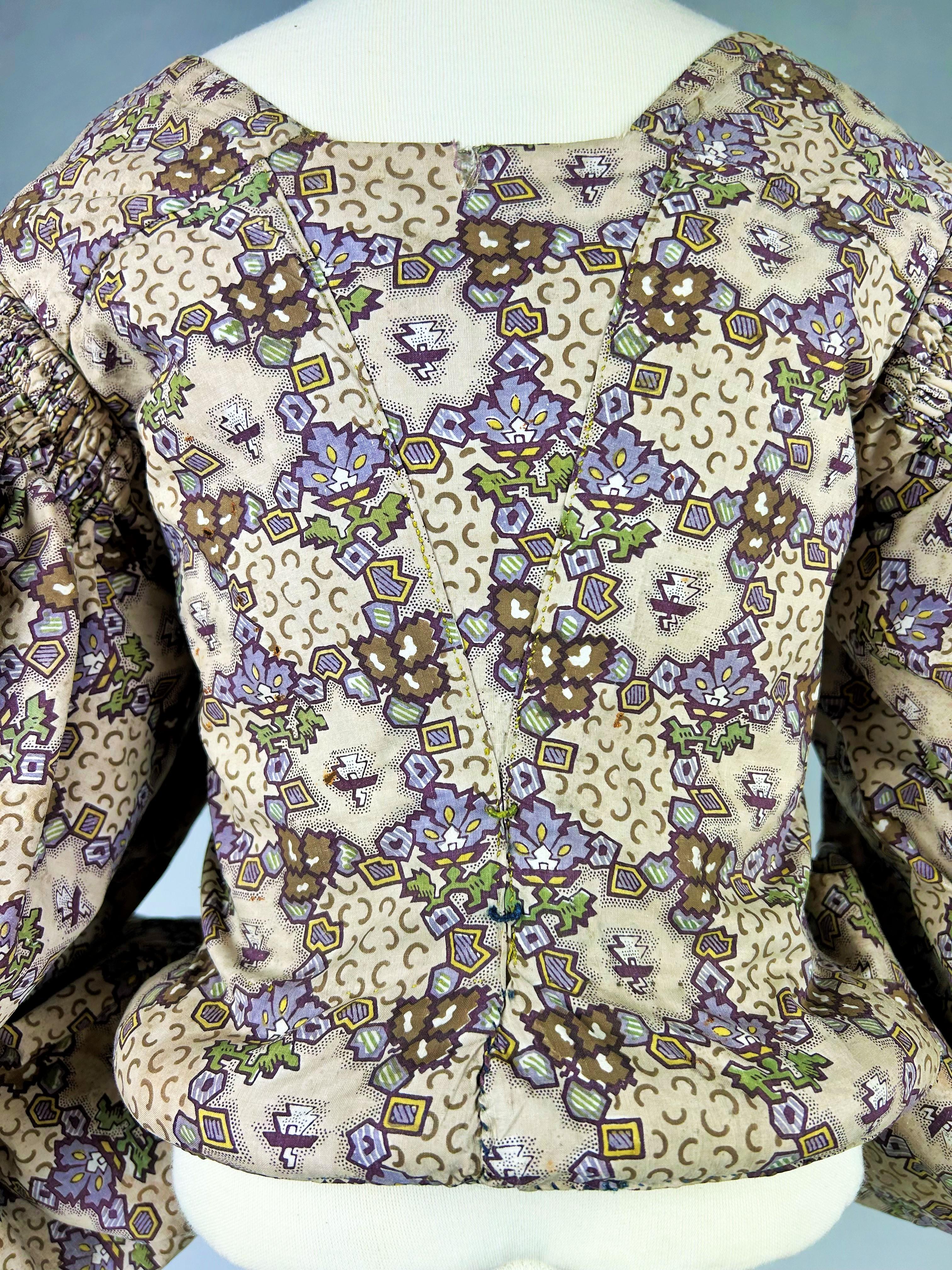 An early printed cotton Caraco with Mutton Sleeves - France Circa 1830 For Sale 7