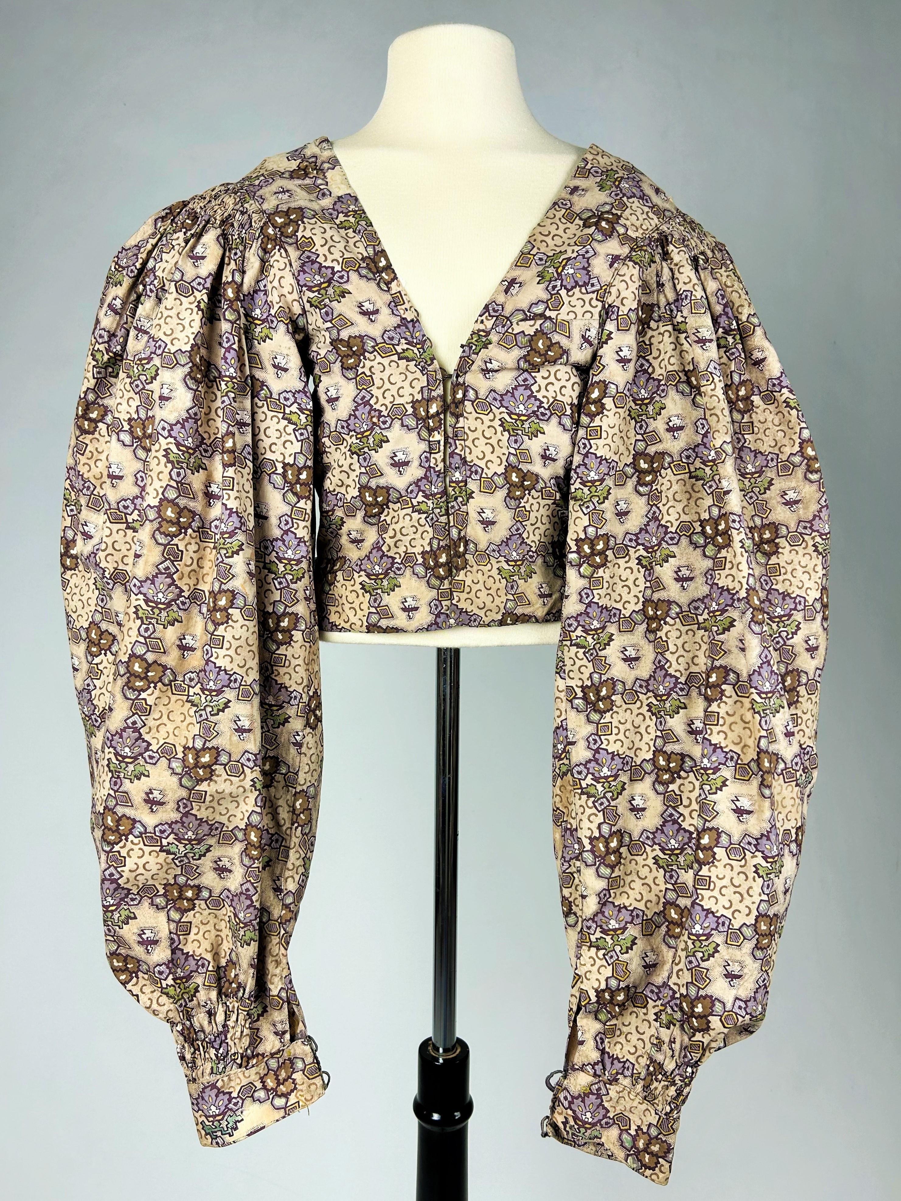 An early printed cotton Caraco with Mutton Sleeves - France Circa 1830 For Sale 9