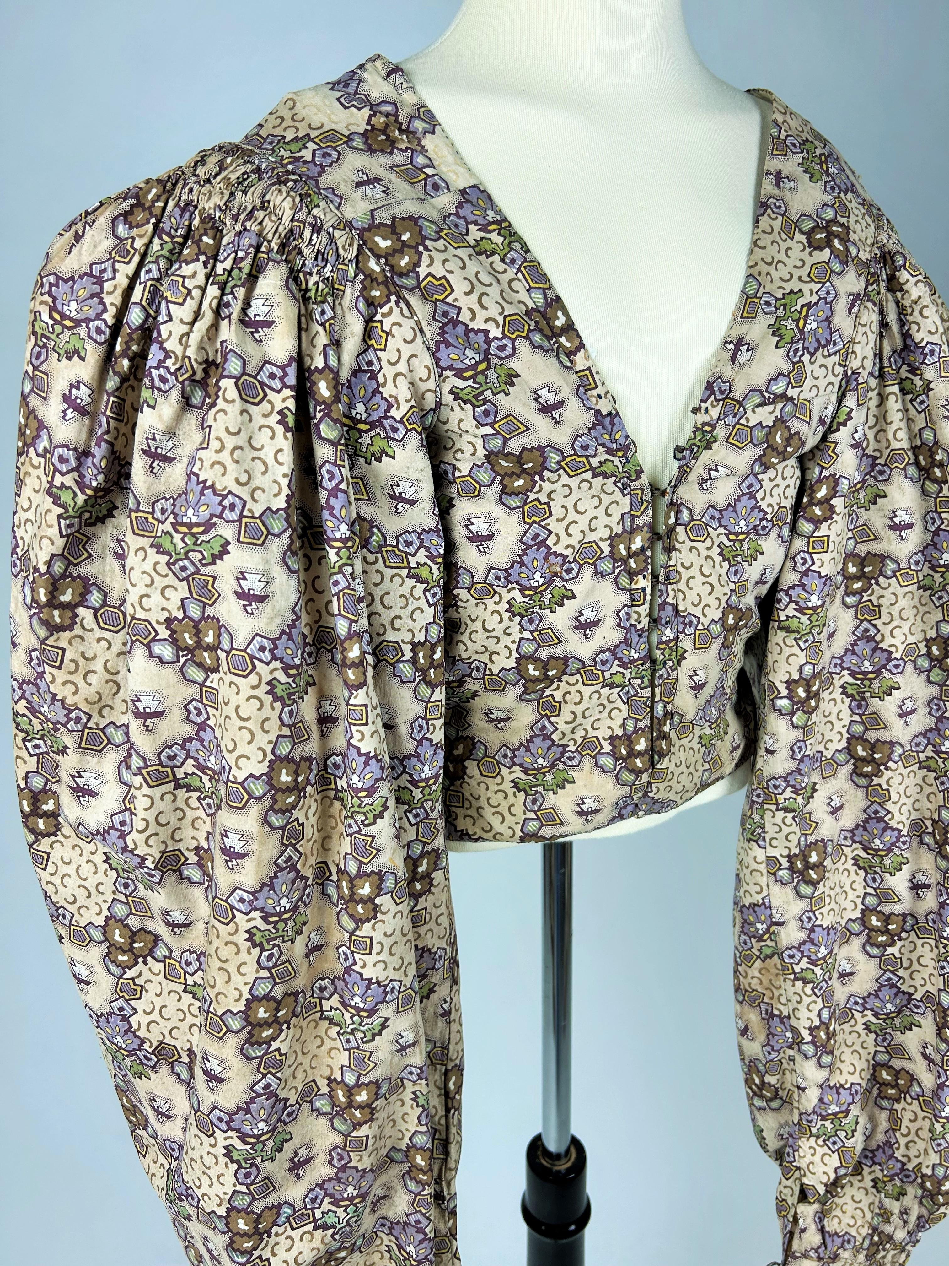 An early printed cotton Caraco with Mutton Sleeves - France Circa 1830 For Sale 10