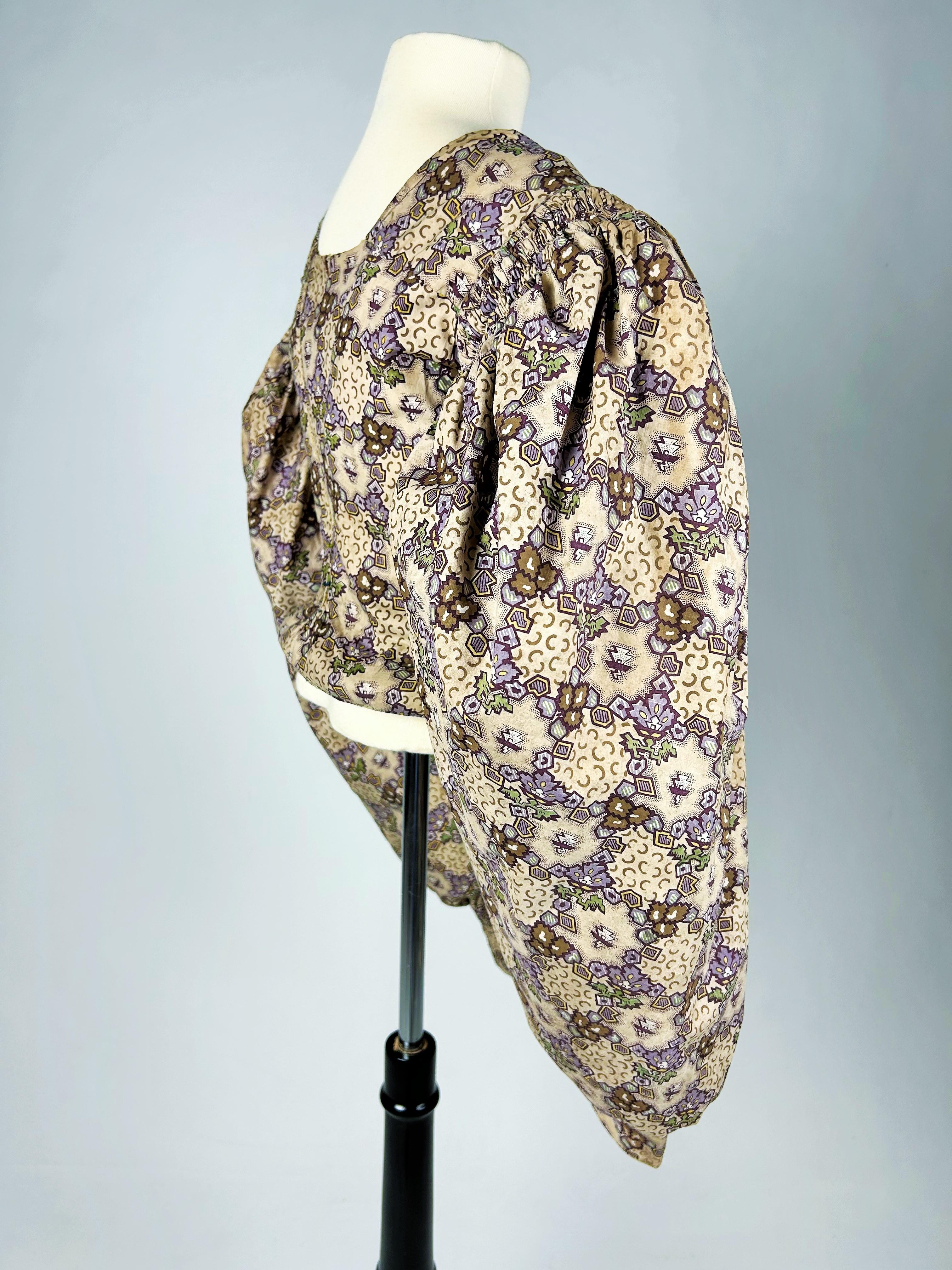 Un ancien modèle caraco en coton imprimé avec manches Mutton, France, datant d'environ 1830 en vente 11