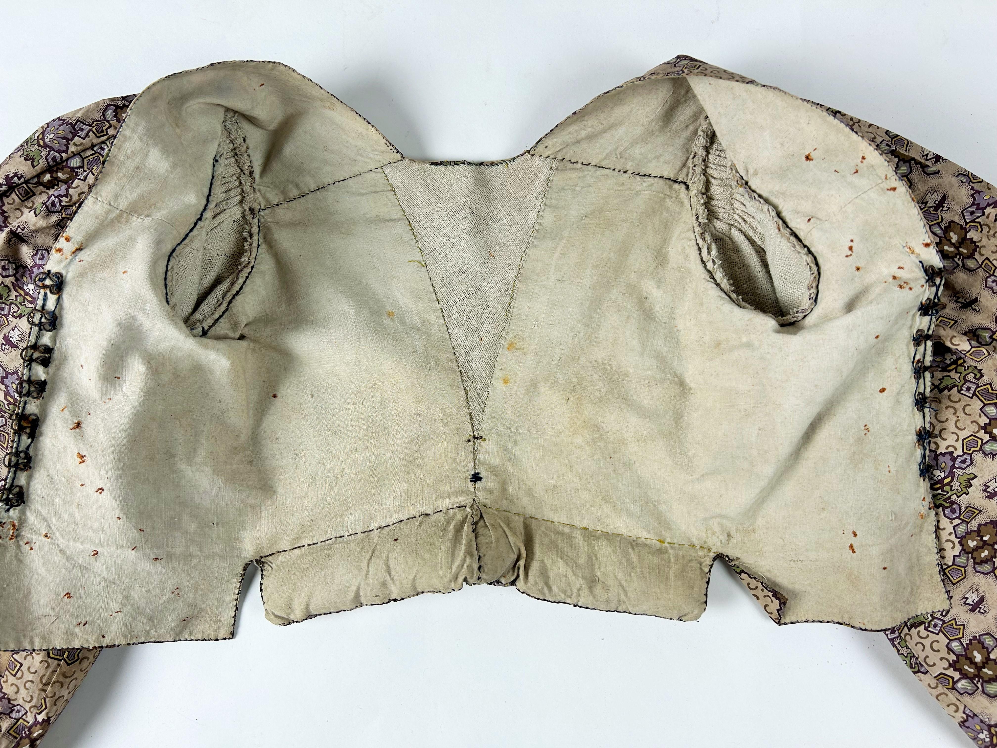 An early printed cotton Caraco with Mutton Sleeves - France Circa 1830 In Good Condition For Sale In Toulon, FR