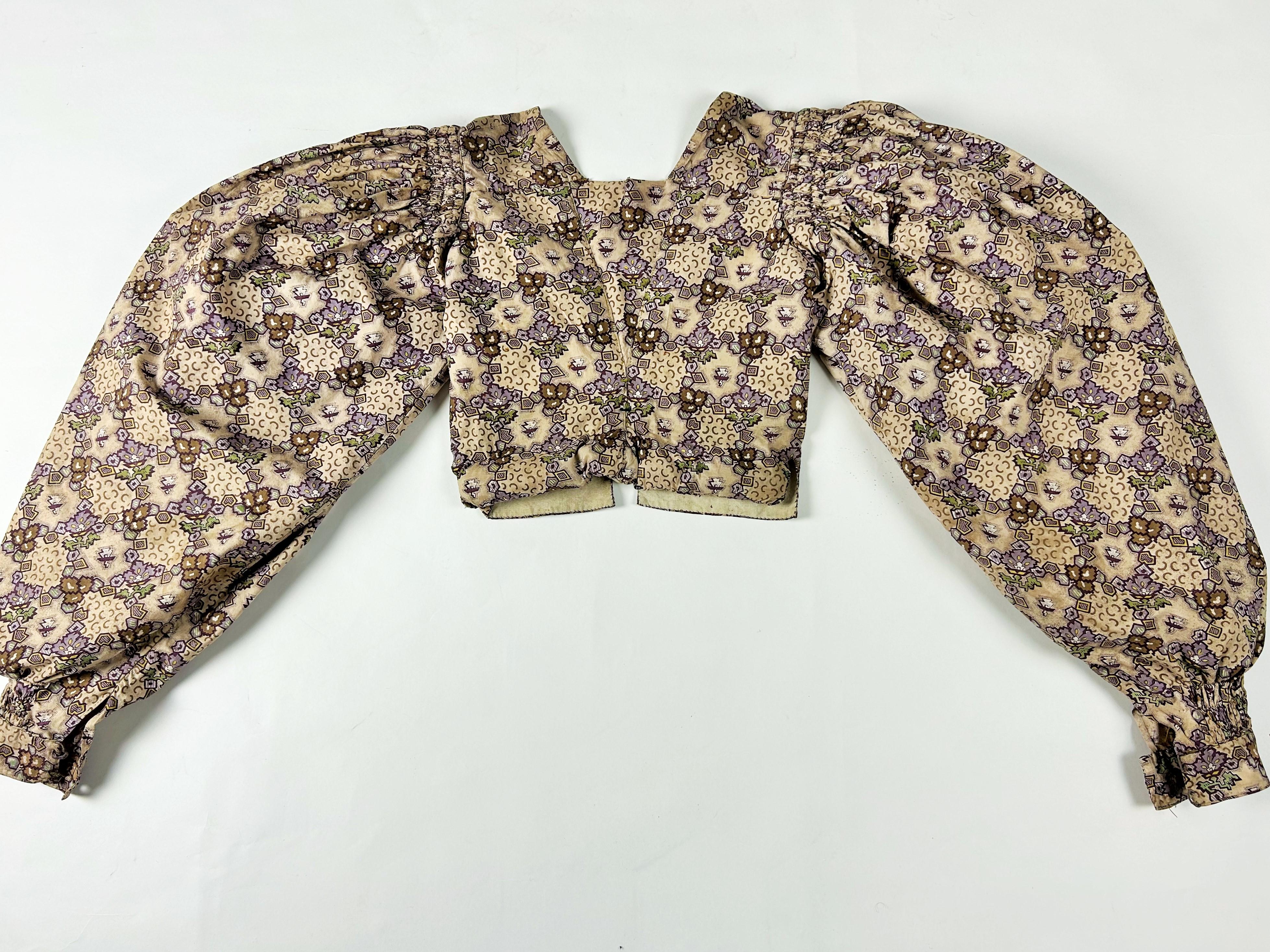 An early printed cotton Caraco with Mutton Sleeves - France Circa 1830 For Sale 1