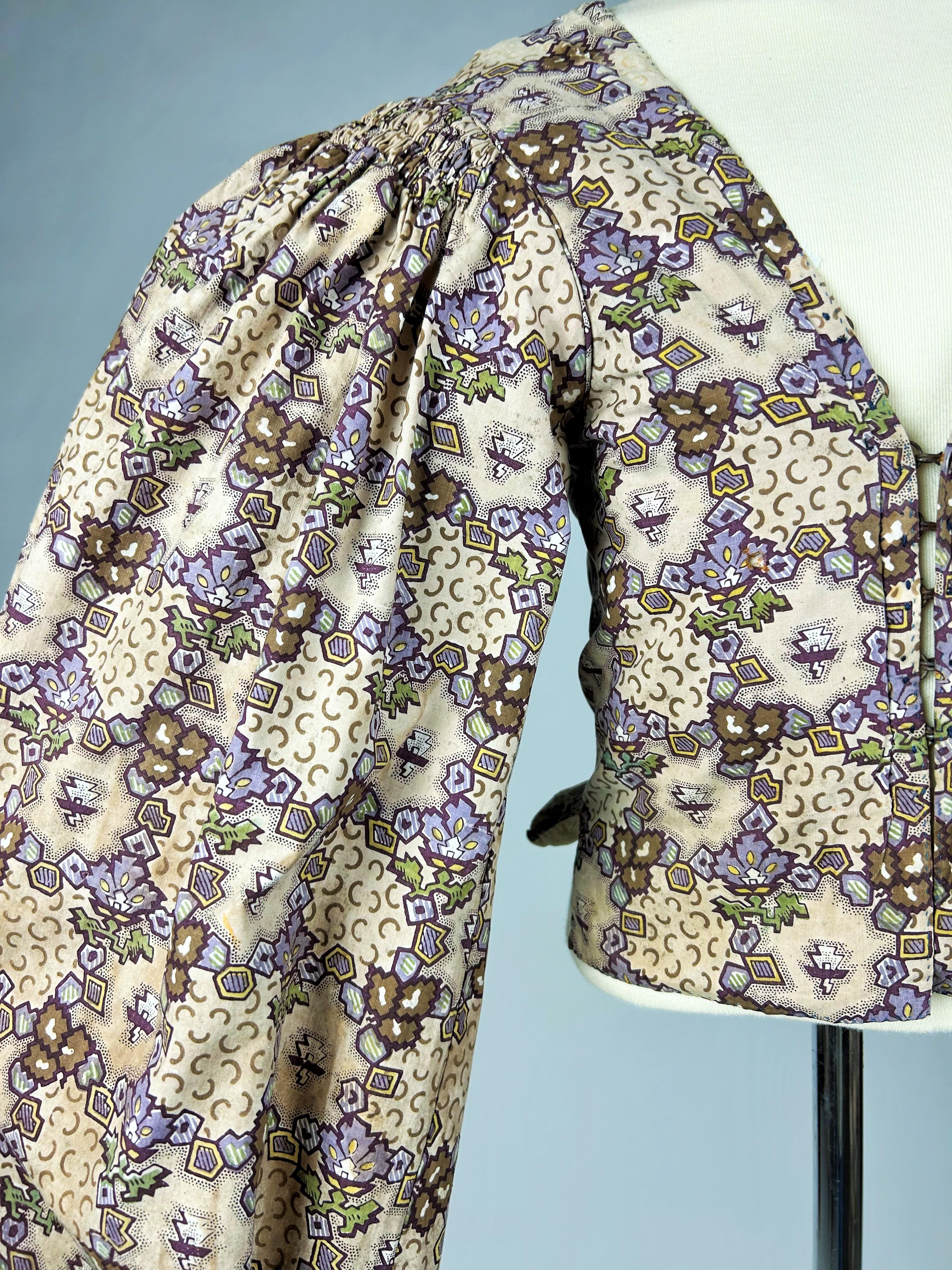 An early printed cotton Caraco with Mutton Sleeves - France Circa 1830 For Sale 4