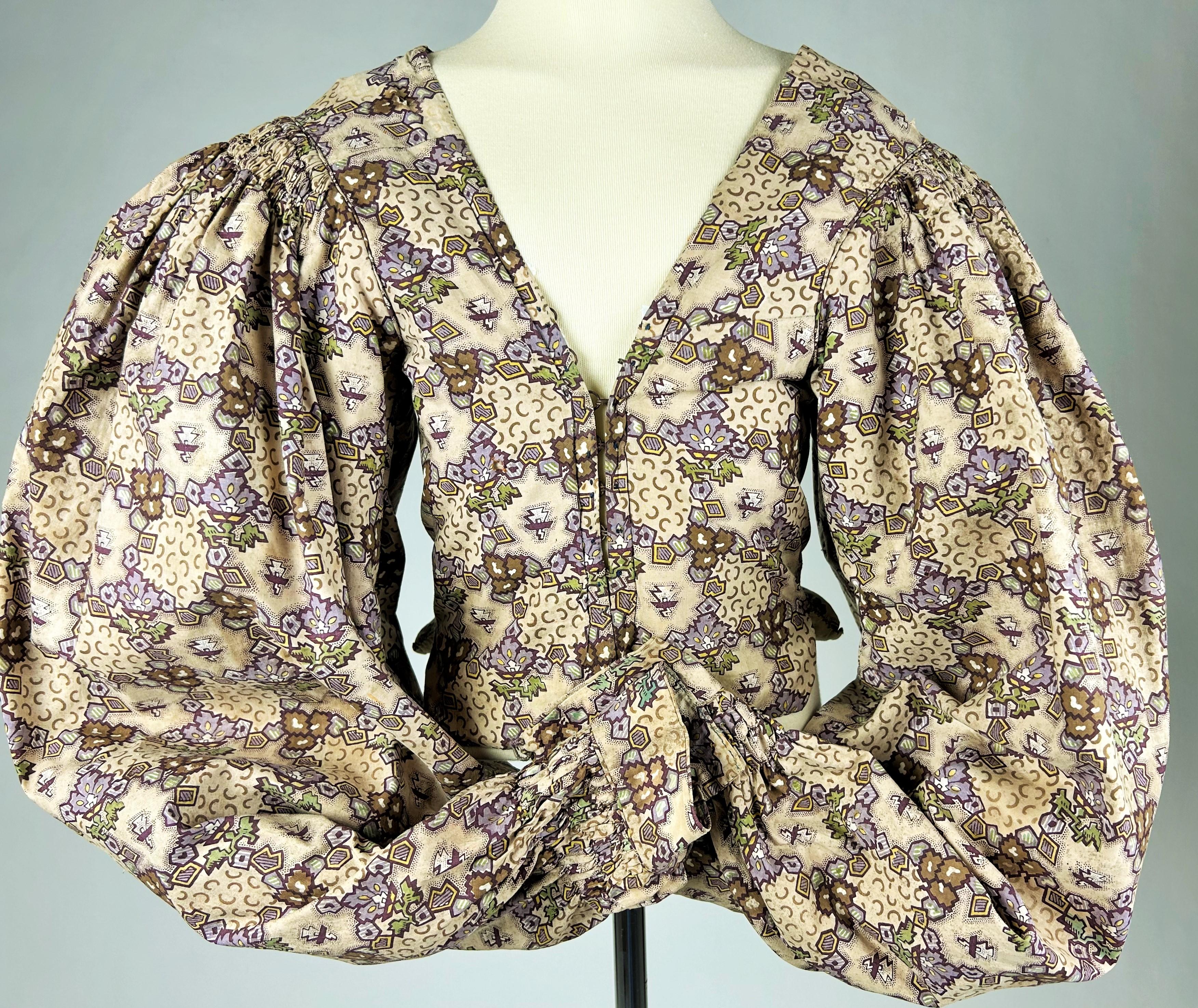 An early printed cotton Caraco with Mutton Sleeves - France Circa 1830 For Sale 5