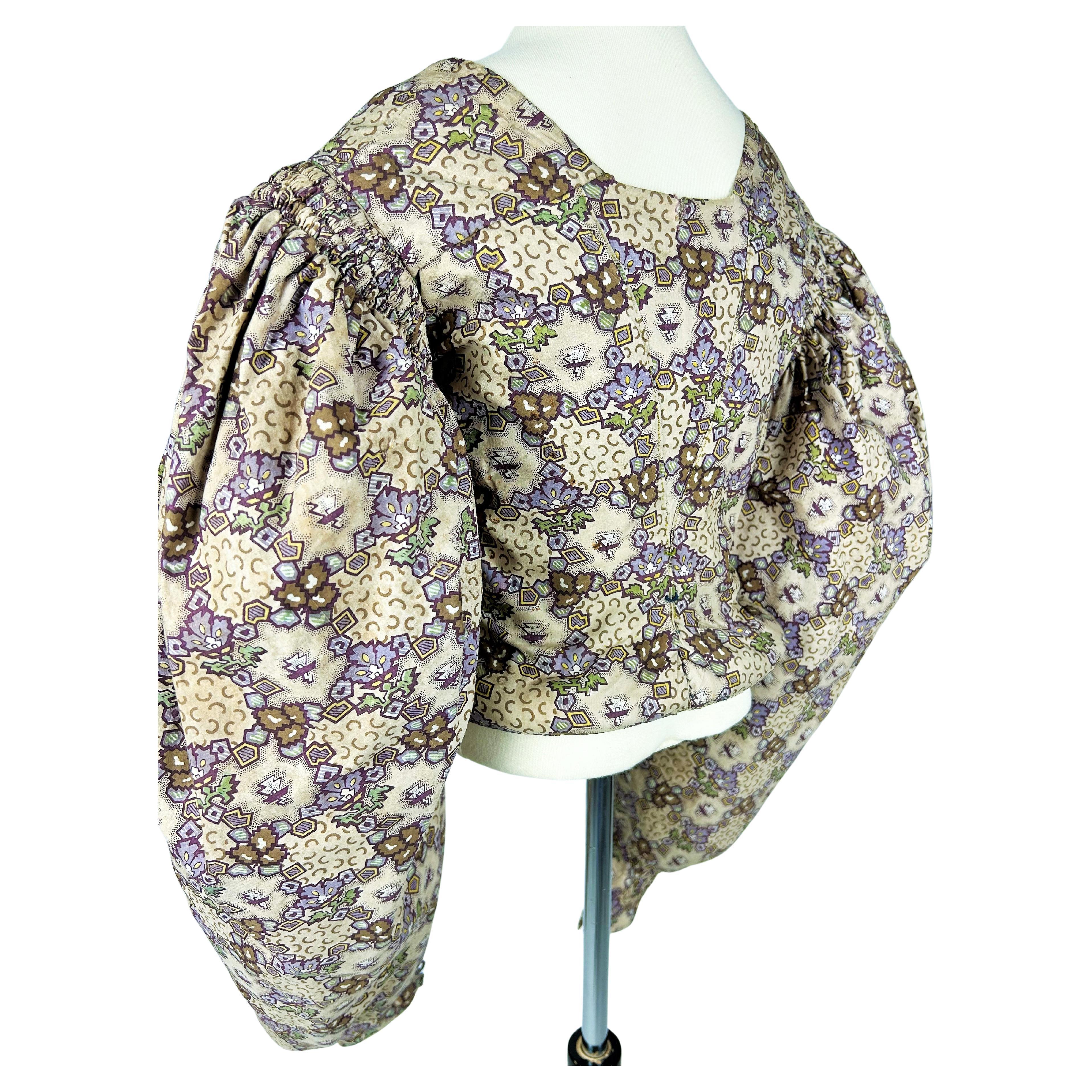 An early printed cotton Caraco with Mutton Sleeves - France Circa 1830 For Sale