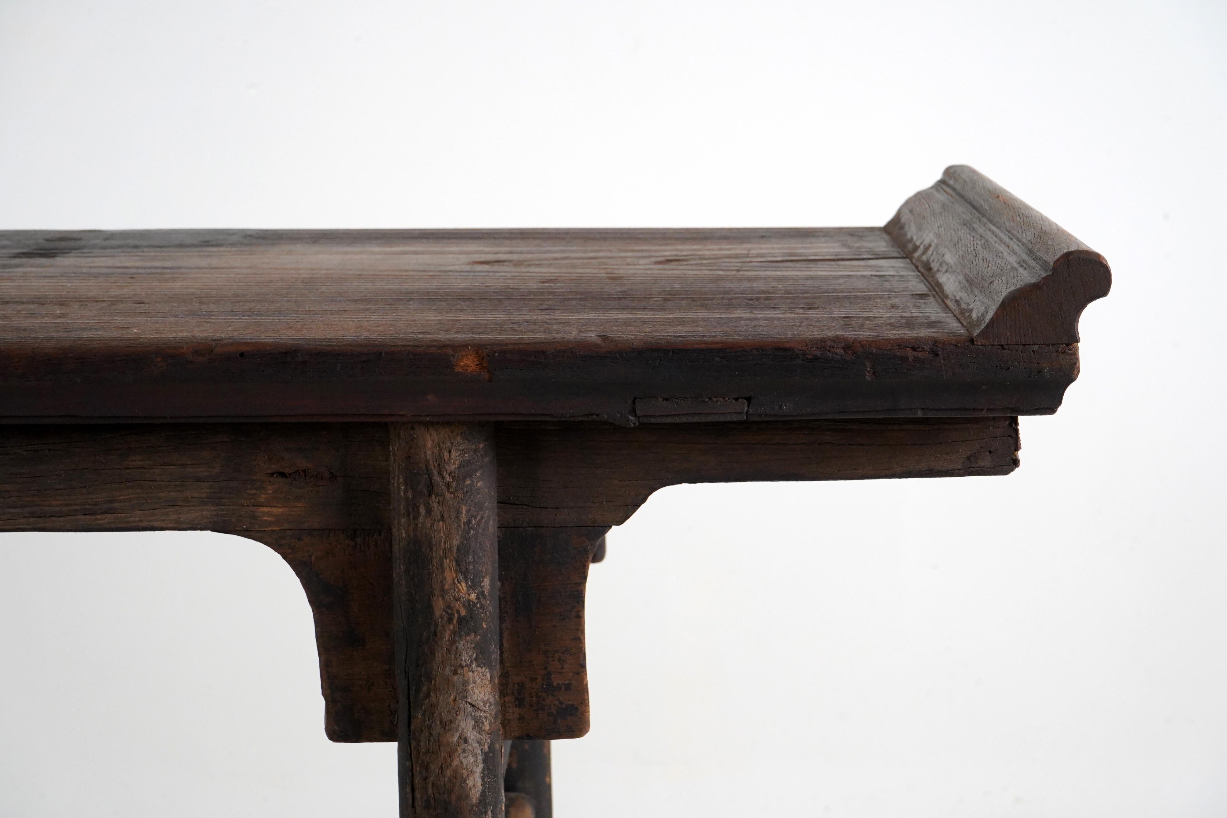 An Early Qing Dynasty Minimalist Altar Table In Good Condition In Chicago, IL