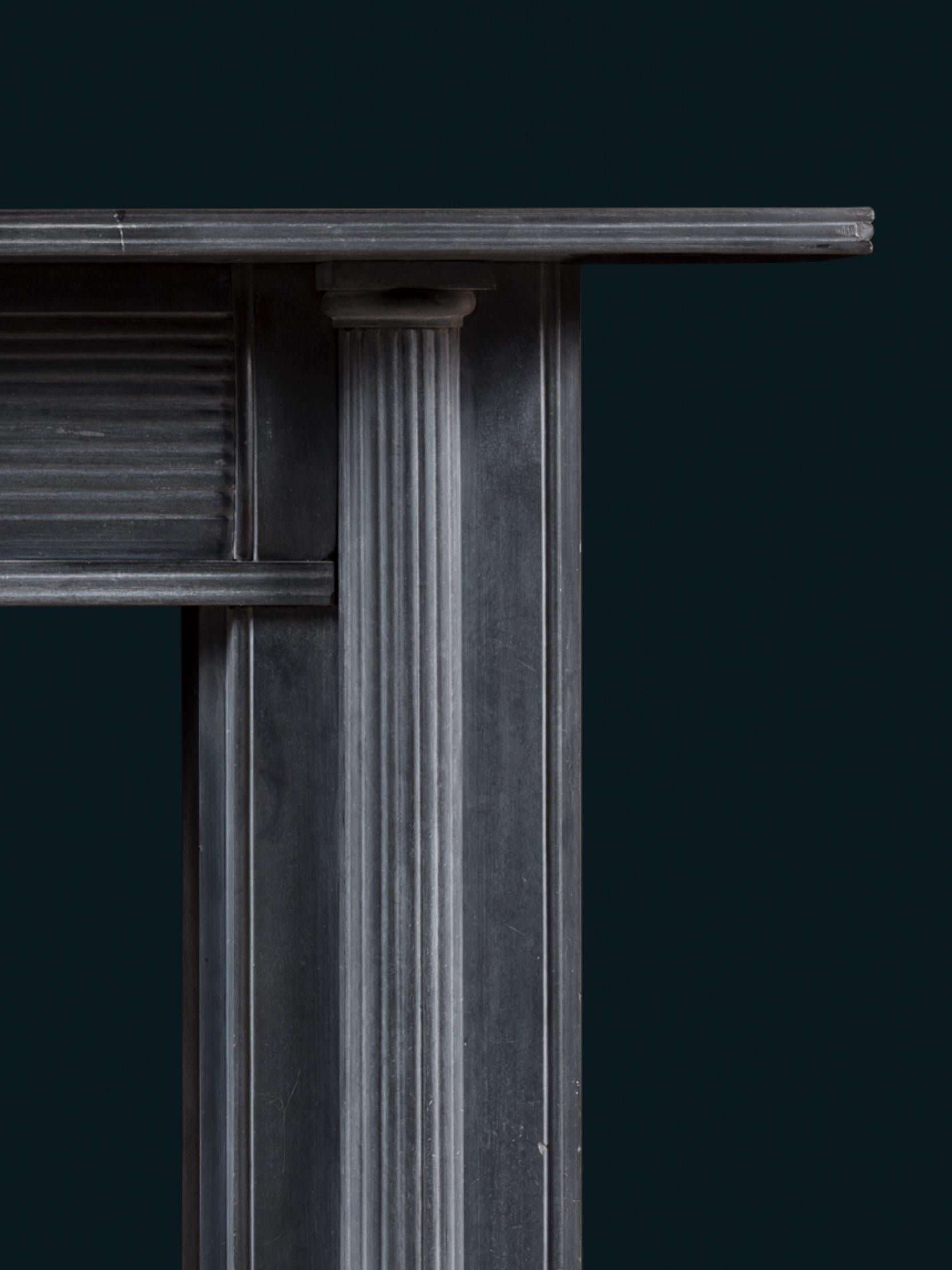 Chimenea de piedra caliza azul irlandesa de principios de la Regencia en Bueno estado para la venta en London, GB