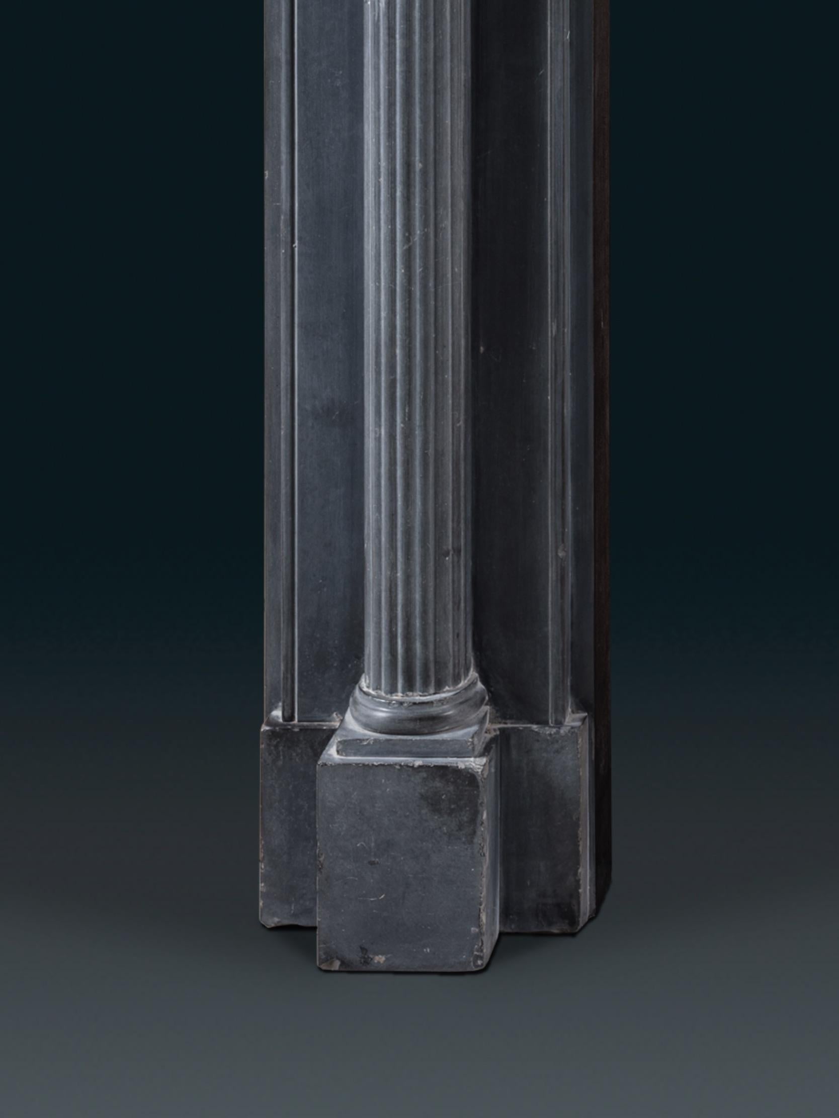 Chimenea de piedra caliza azul irlandesa de principios de la Regencia siglo XVIII en venta