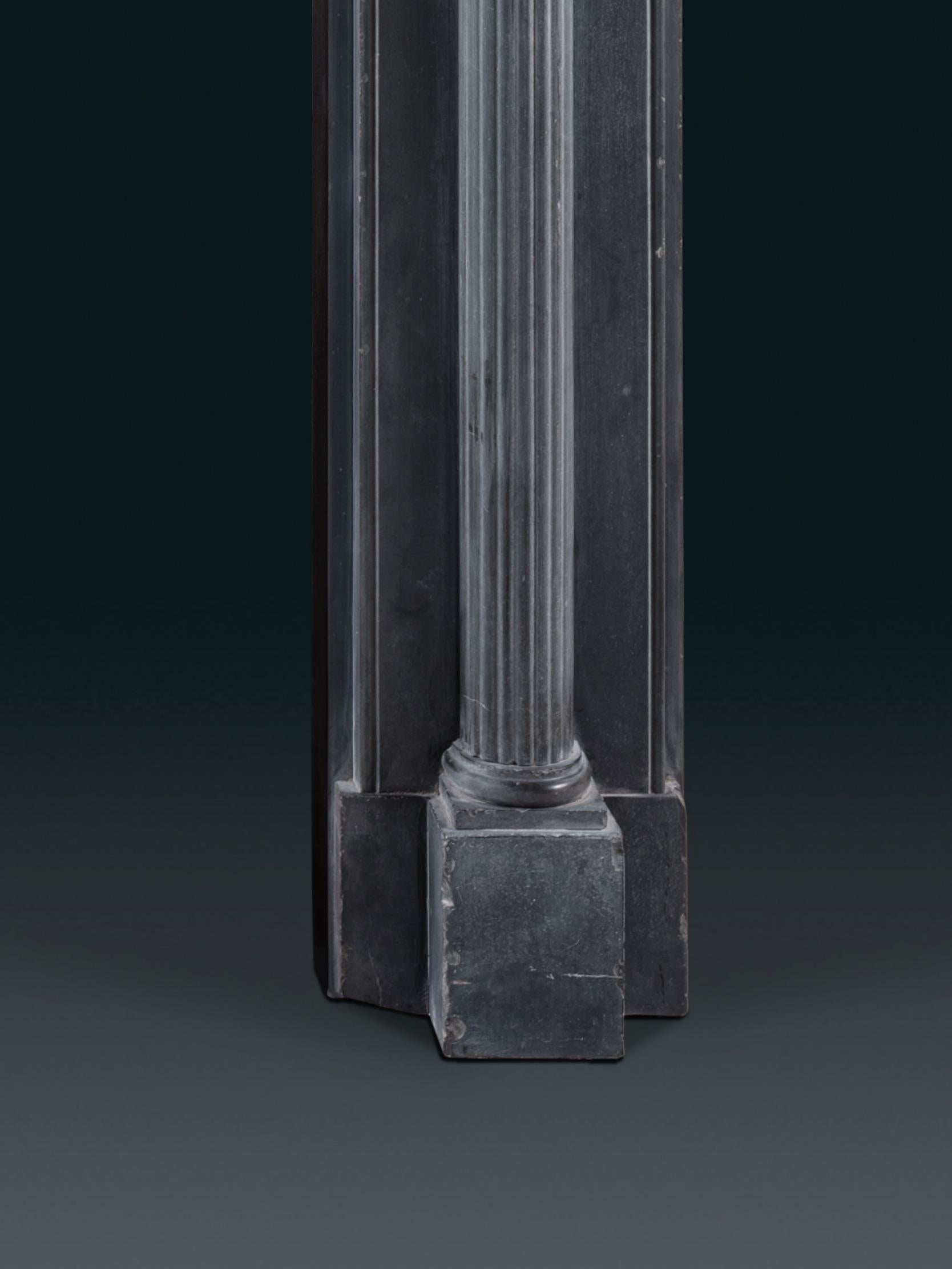 Chimenea de piedra caliza azul irlandesa de principios de la Regencia Caliza en venta