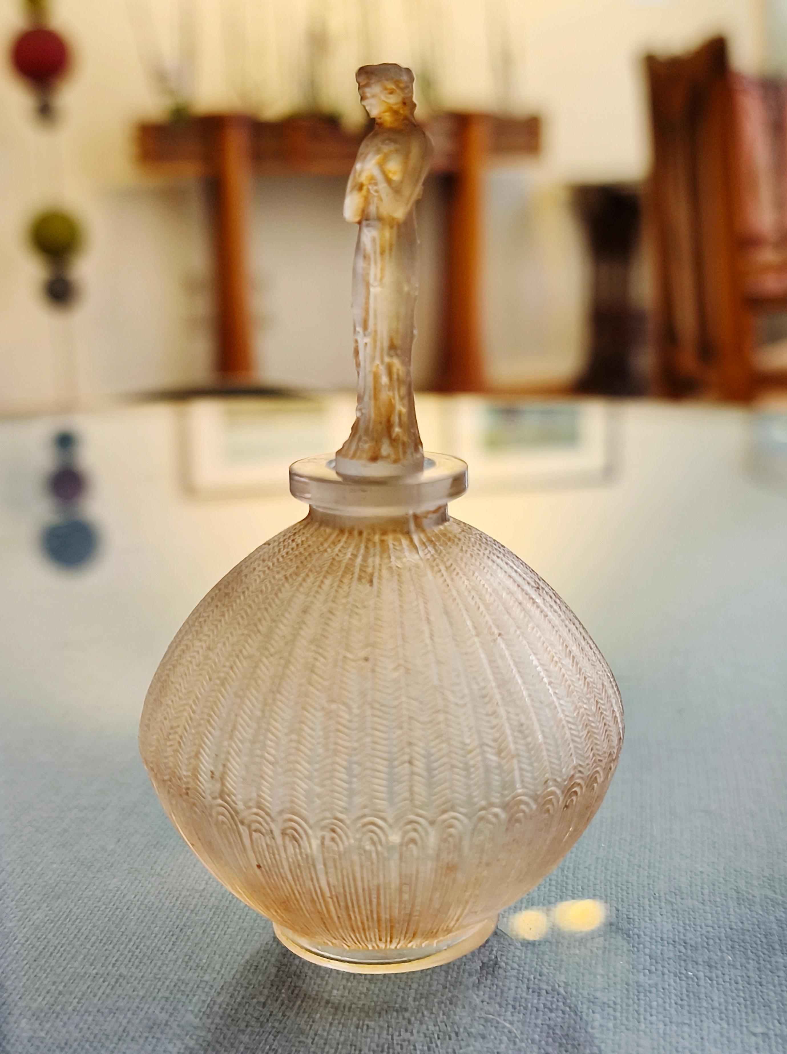 Un meraviglioso e precoce disegno in vetro di René Lalique del 1914 per una bottiglia di profumo per l'azienda di profumi D'Orsay. 