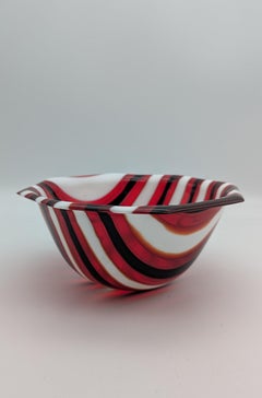 Una ciotola in vetro a fusione di Klaus Moje, realizzata ad Amburgo nel 1979.