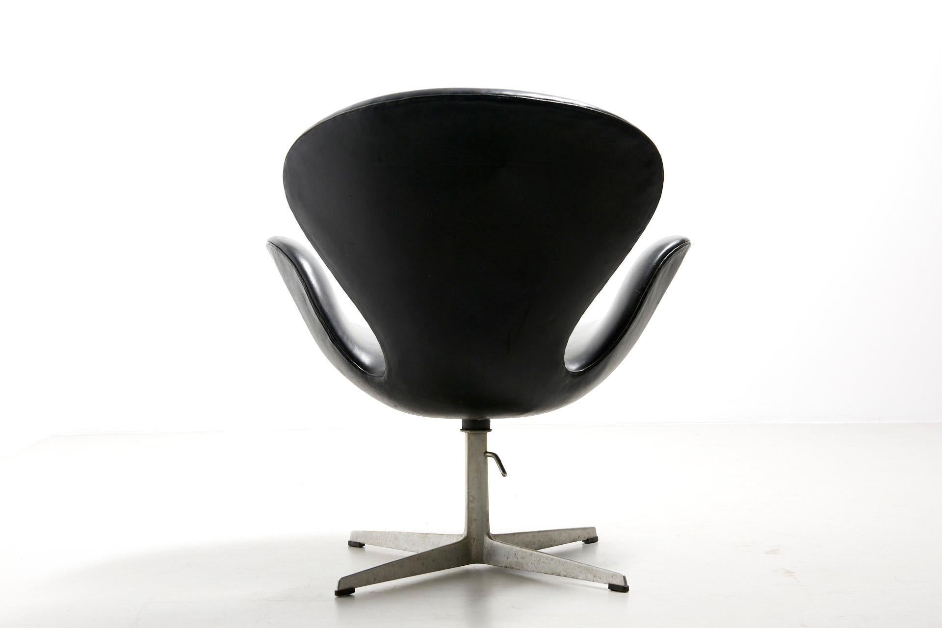 Mid-Century Modern Early Swan Chair in Black Leather, Arne Jacobsen For Sale