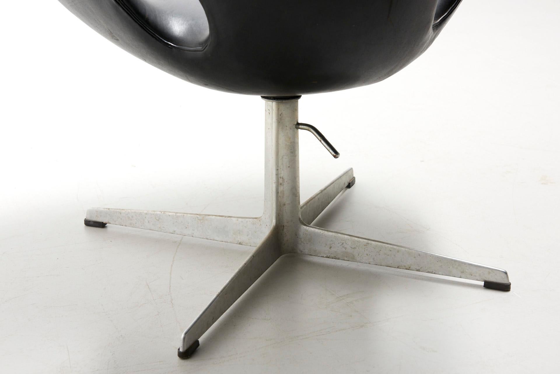 Danish Early Swan Chair in Black Leather, Arne Jacobsen For Sale