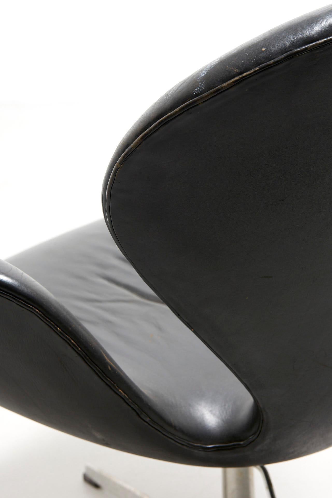 Early Swan Chair in Black Leather, Arne Jacobsen In Good Condition For Sale In Antwerpen, BE