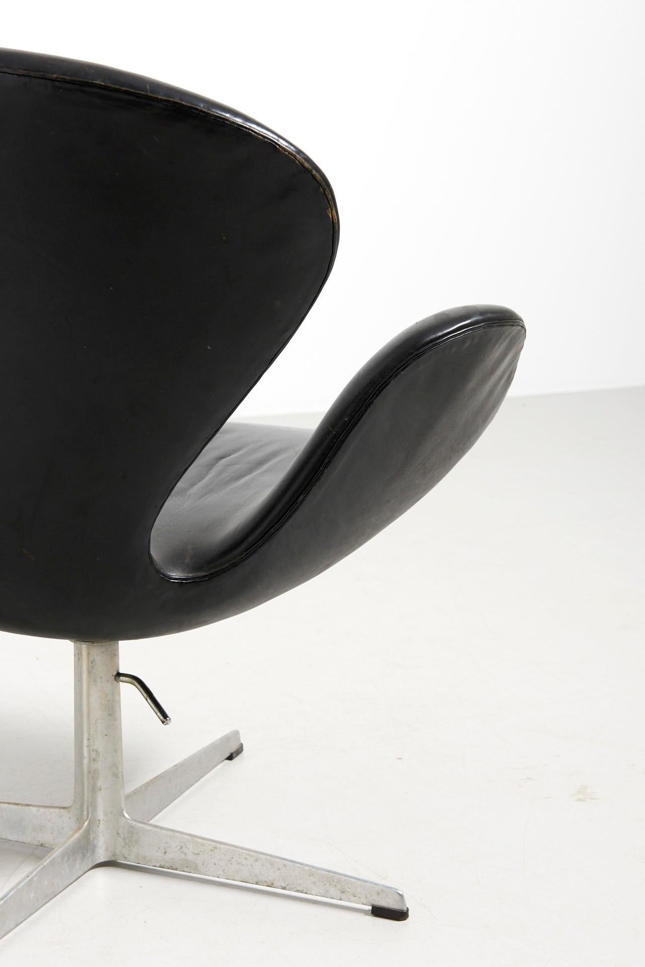 Mid-20th Century Early Swan Chair in Black Leather, Arne Jacobsen For Sale