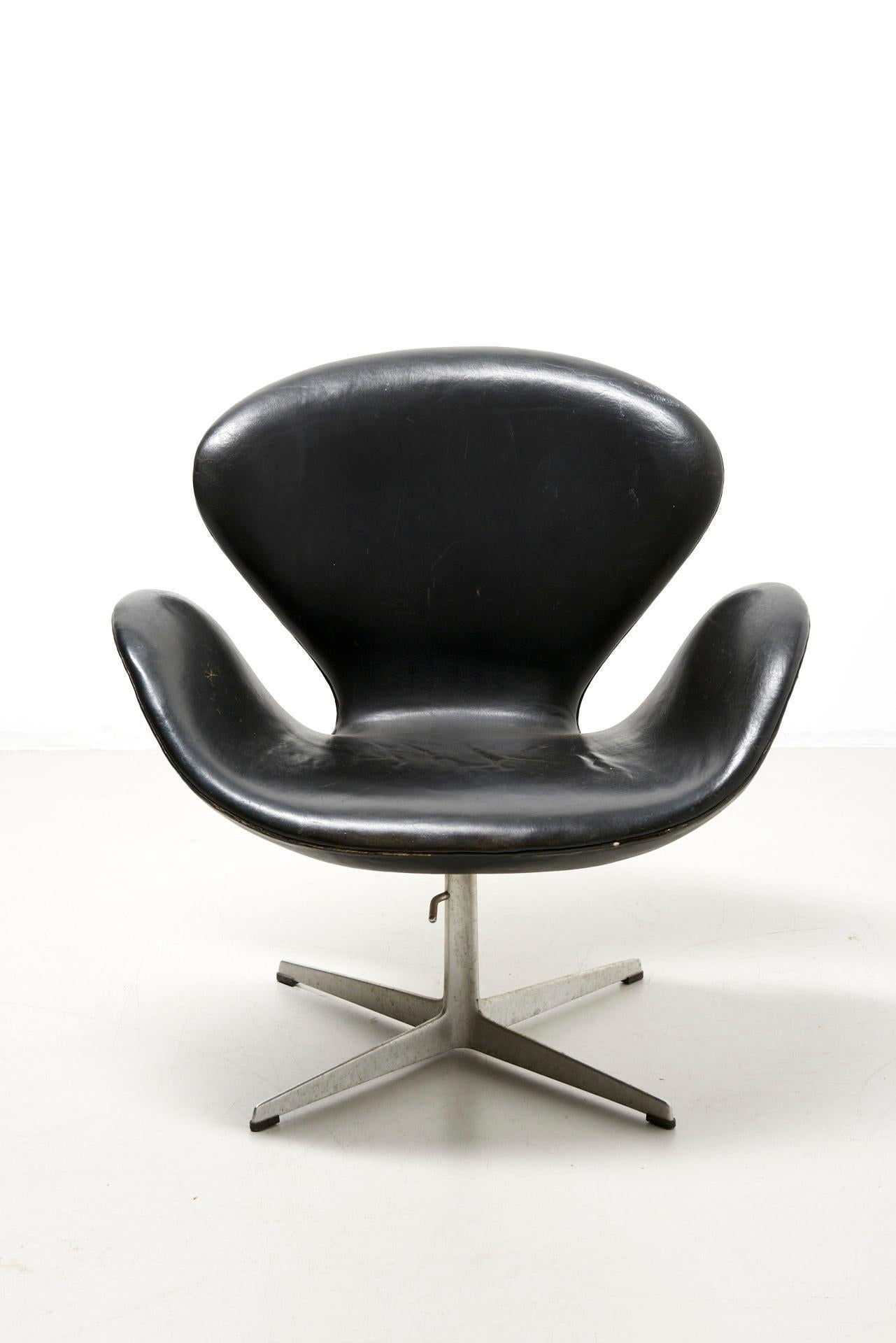 Early Swan Chair in Black Leather, Arne Jacobsen For Sale 1