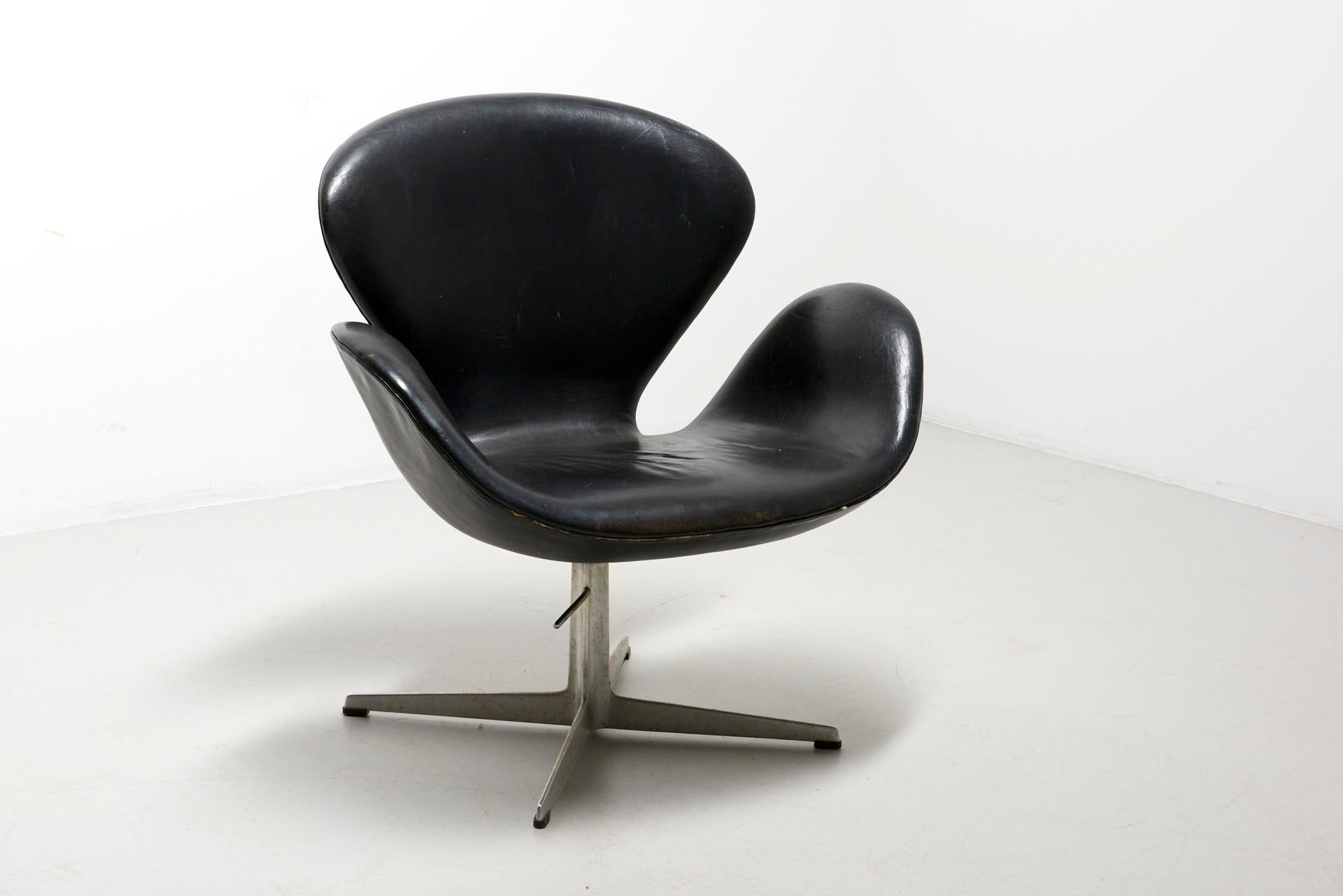 Early Swan Chair in Black Leather, Arne Jacobsen For Sale 2