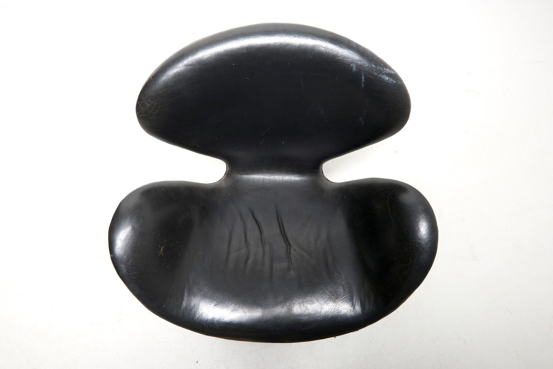 Early Swan Chair in Black Leather, Arne Jacobsen For Sale 3