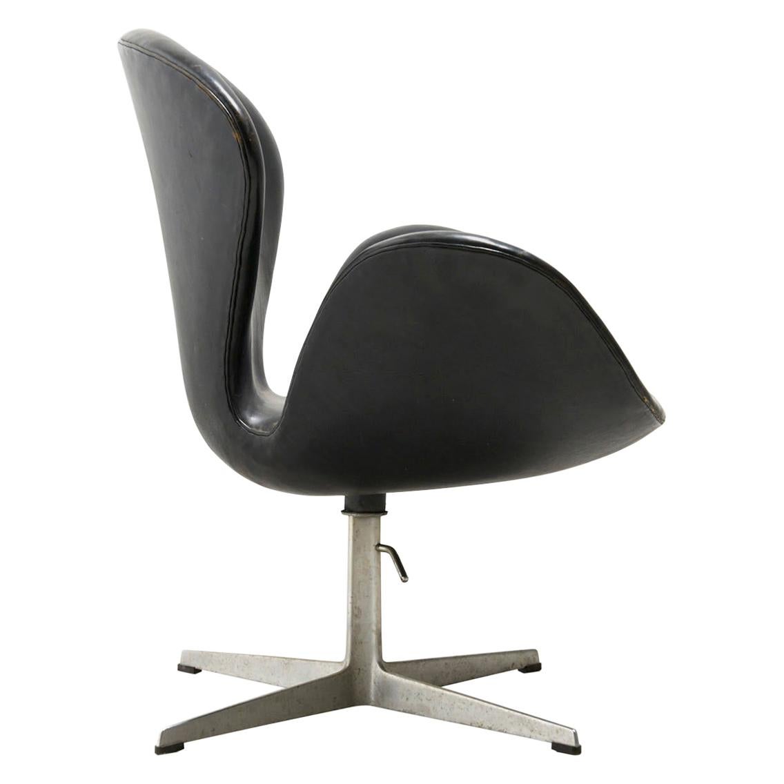 Early Swan Chair in Black Leather, Arne Jacobsen For Sale