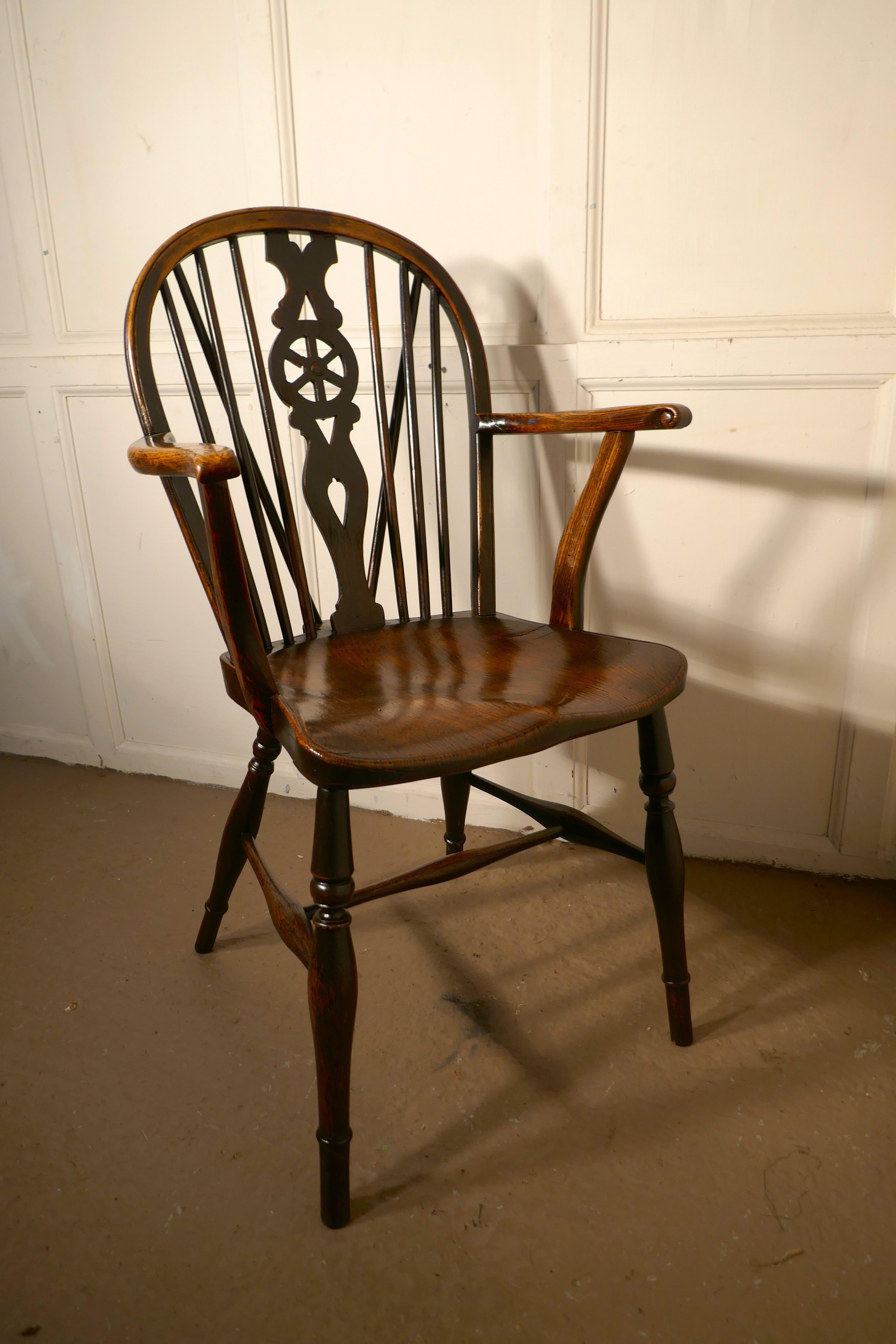 Early Victorian Beech and Elm Wheel Back Carver Chair In Good Condition In Chillerton, Isle of Wight