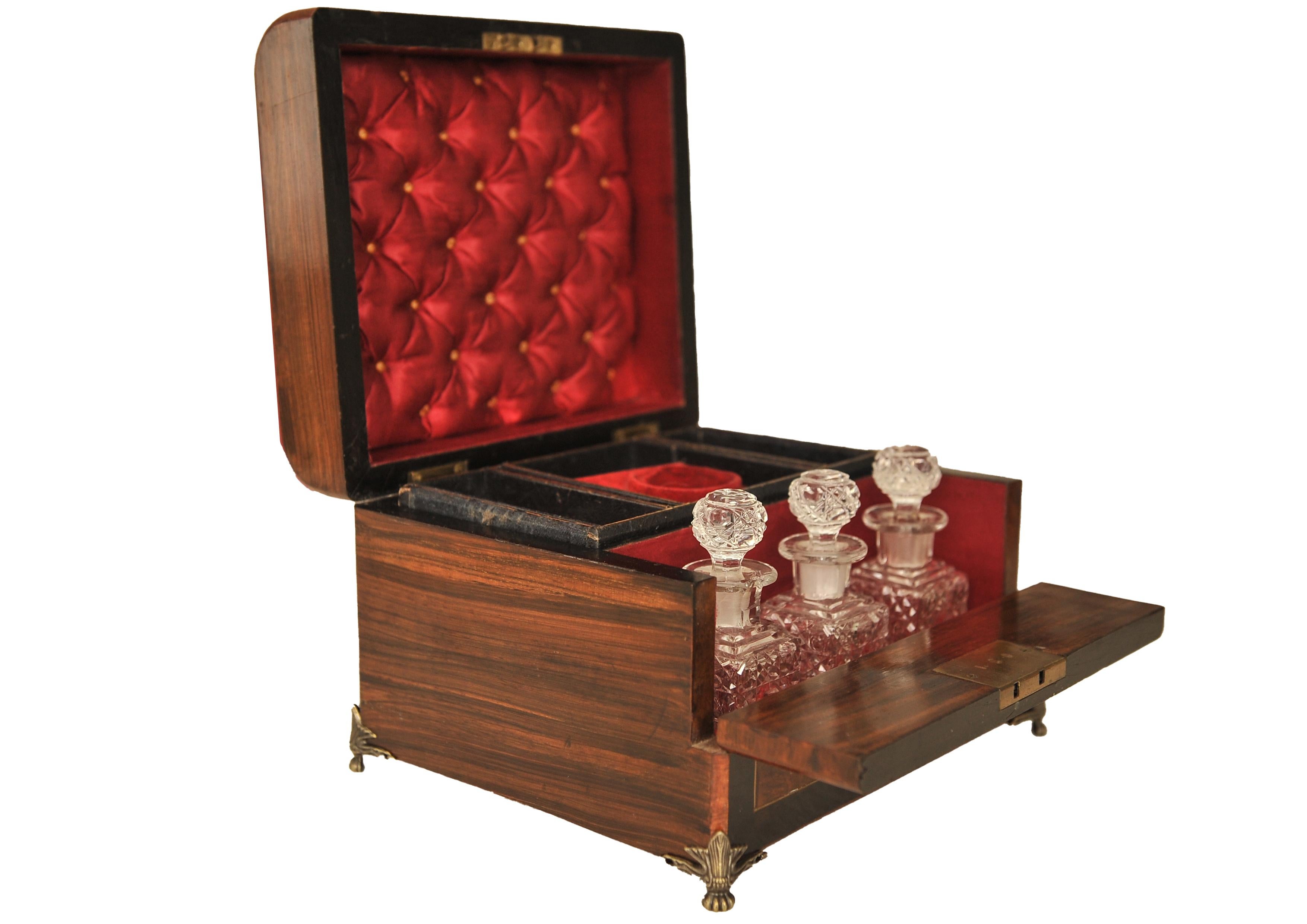 Eine frühviktorianische, mit Samt gefütterte Vanity Box für Damen aus Wurzelnussholz  (Viktorianisch) im Angebot