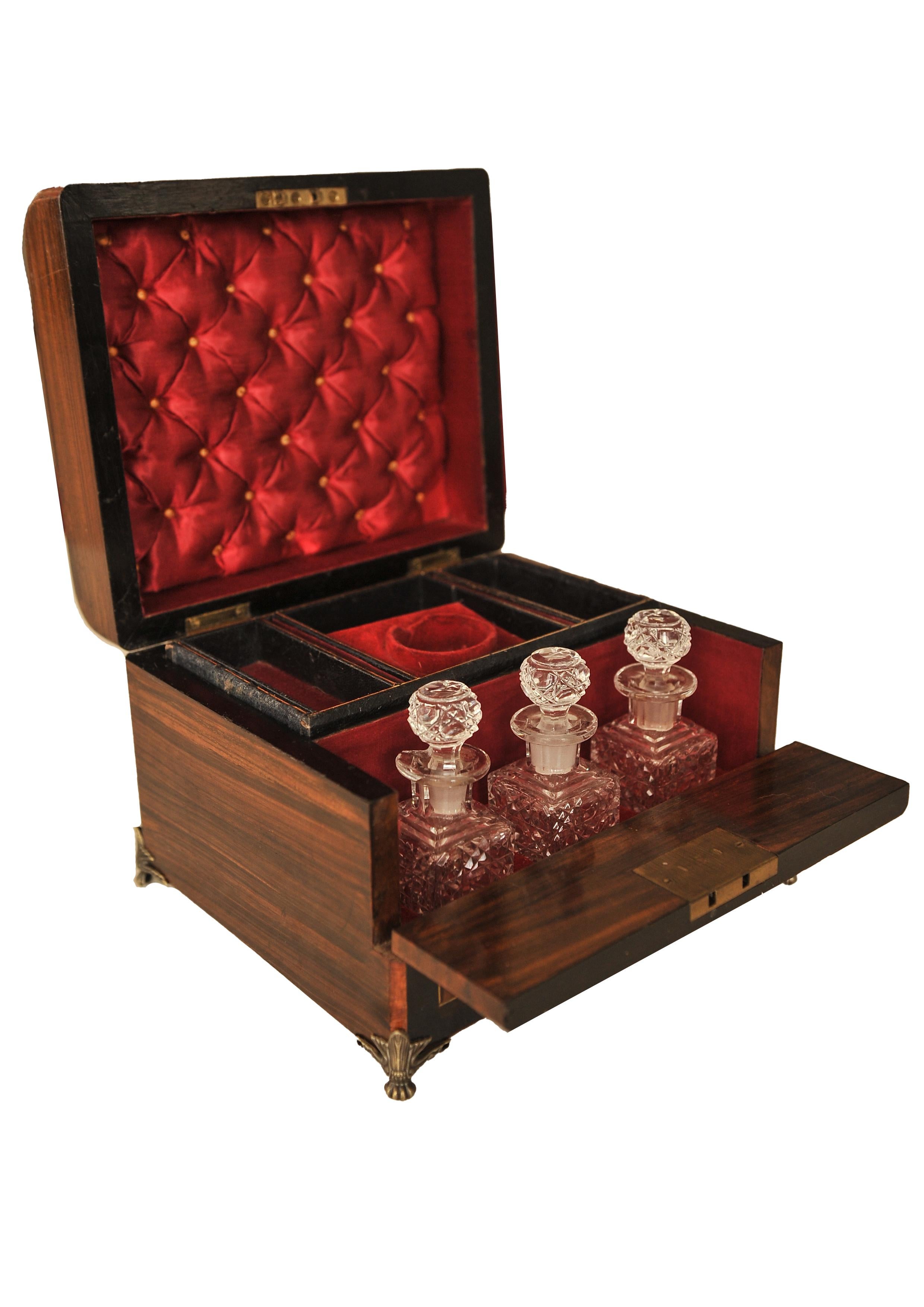 Eine frühviktorianische, mit Samt gefütterte Vanity Box für Damen aus Wurzelnussholz  (Handgefertigt) im Angebot