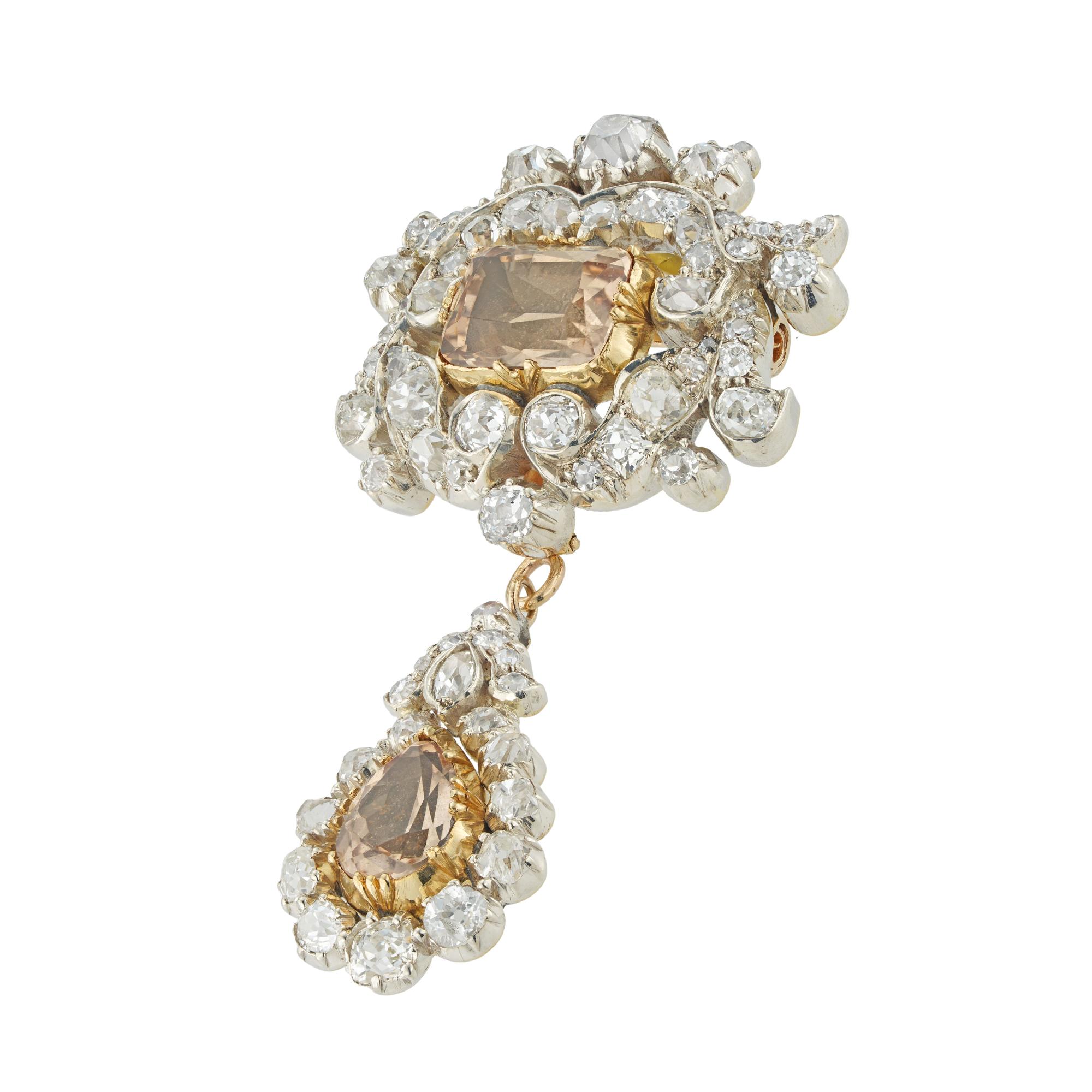 Spilla/pendente in topazio e diamanti di epoca vittoriana, con al centro un'arancia tagliata a cuscino  topazio di circa 8,2 x 6,2 mm, incastonato in una pinza d'oro giallo con fondello chiuso, circondato da una cornice a volute incastonate di