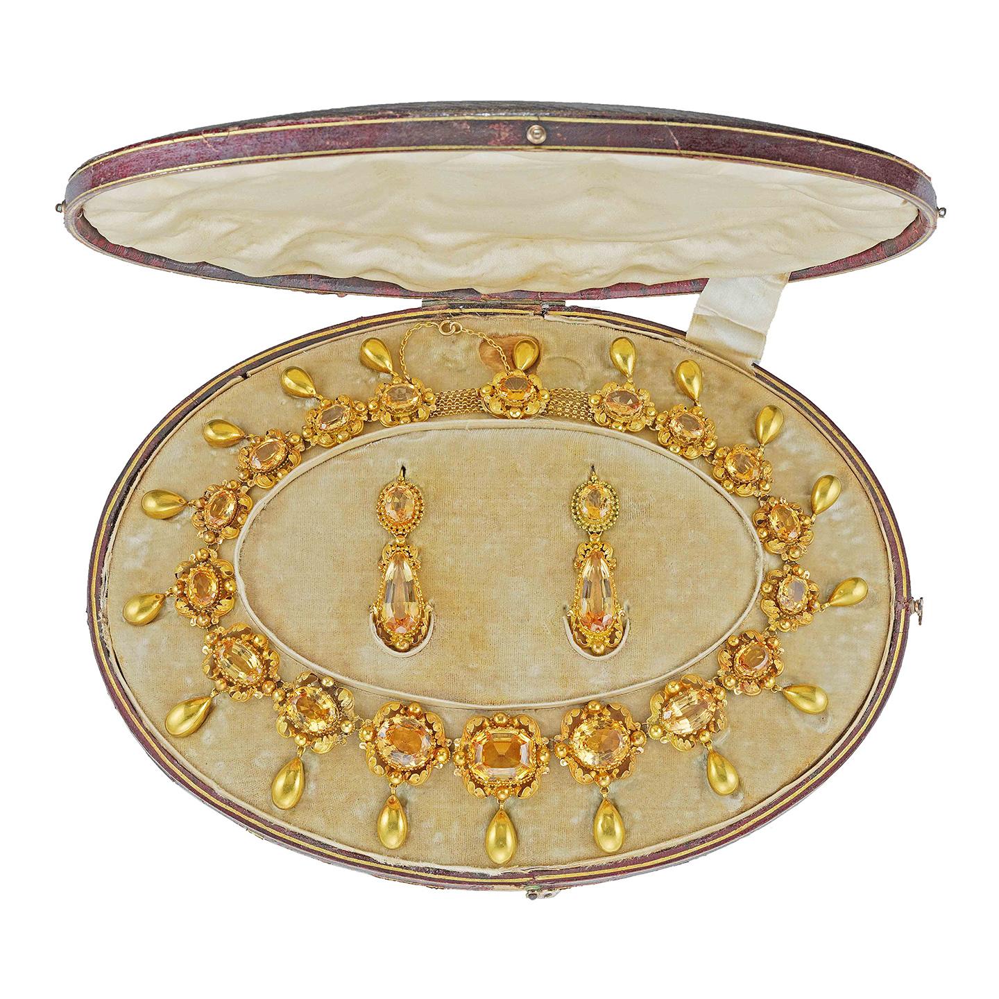 An Early Victorian Topaz And Repousse-gold Suite In Good Condition For Sale In London, GB