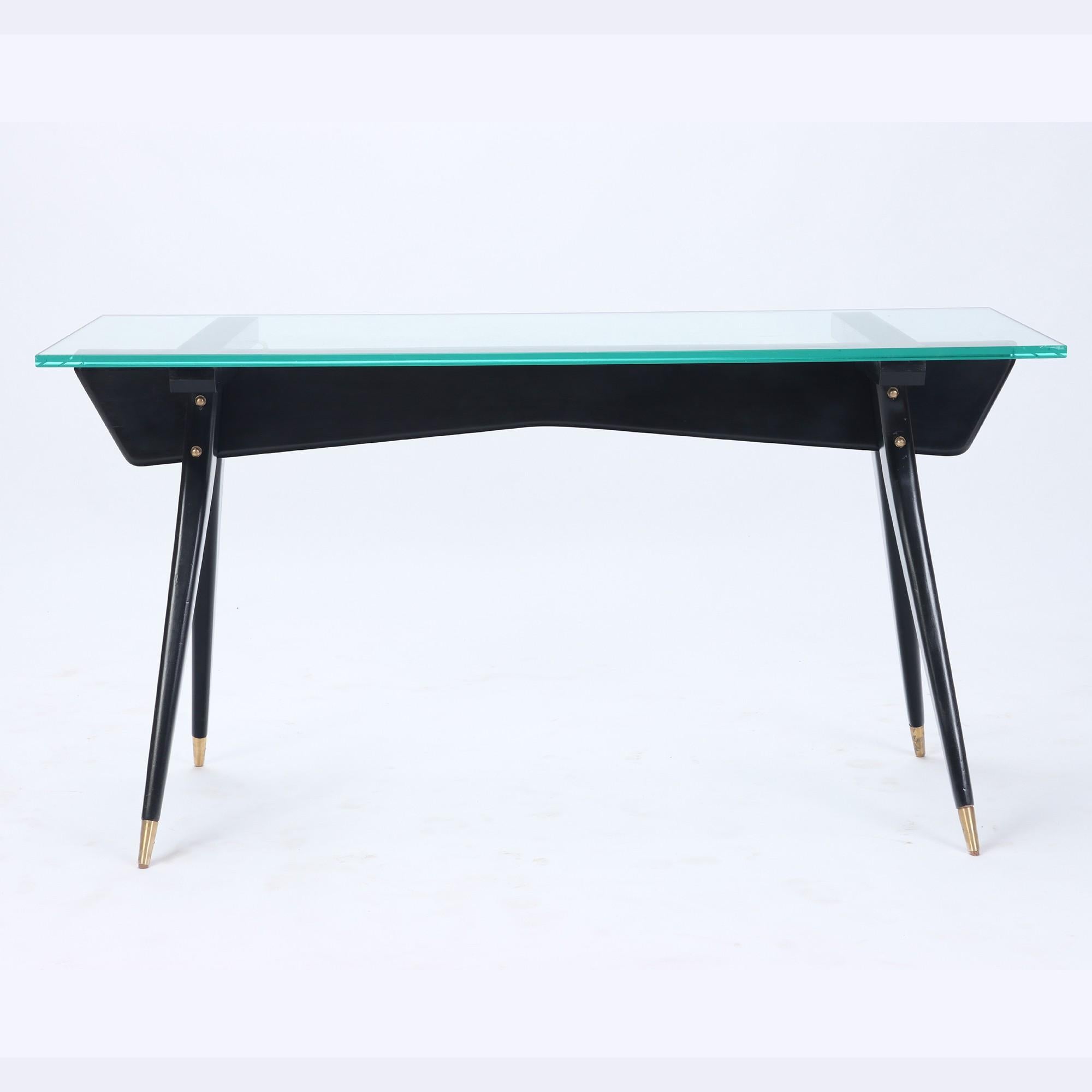 Une console/table de salon/bureau en bois ébonisé avec plateau en verre C 1950 à la manière d'Ico Parisi.