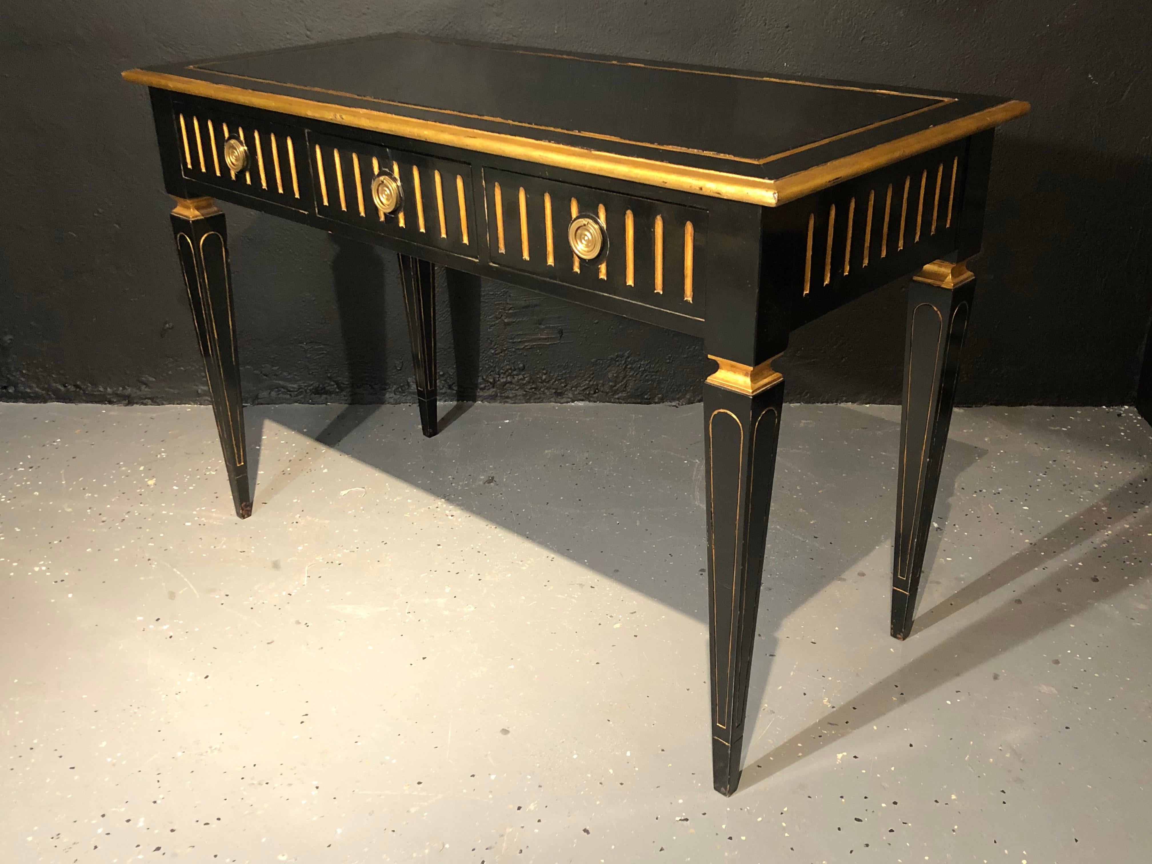 Maison Jansen attr., Ebano e Parcel-Gilt, Scrivania a tre cassetti, Francia, anni '50

Scrivania Hollywood Regency in ebano e dorata. Scrivania a tre cassetti o tavolo da scrittura decorato in ebano e dorato. Questa scrivania finemente lavorata