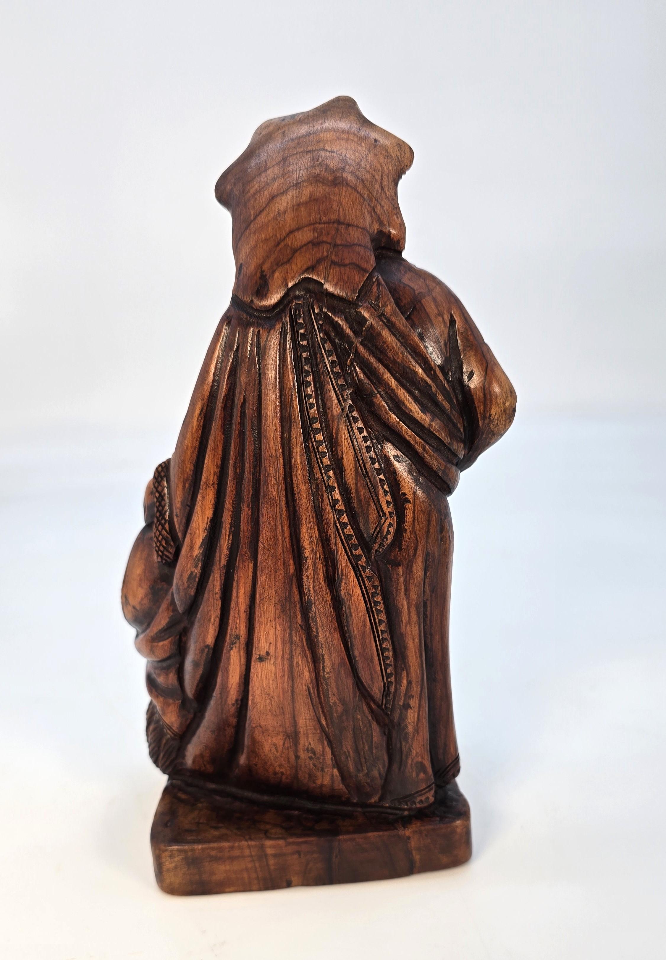 XIXe siècle Groupe de personnages ecclésiastiques italiens en bois d'olivier sculpté, vers 1880 en vente