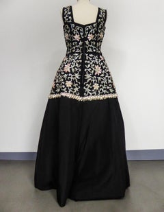 Un abito da sera lungo ricamato di Edward Molyneux Couture, circa 1950
