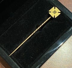 An Edwardian 15K Gold & 0.15ct Old-European Cut Diamond Maltese Cross Stick Pin